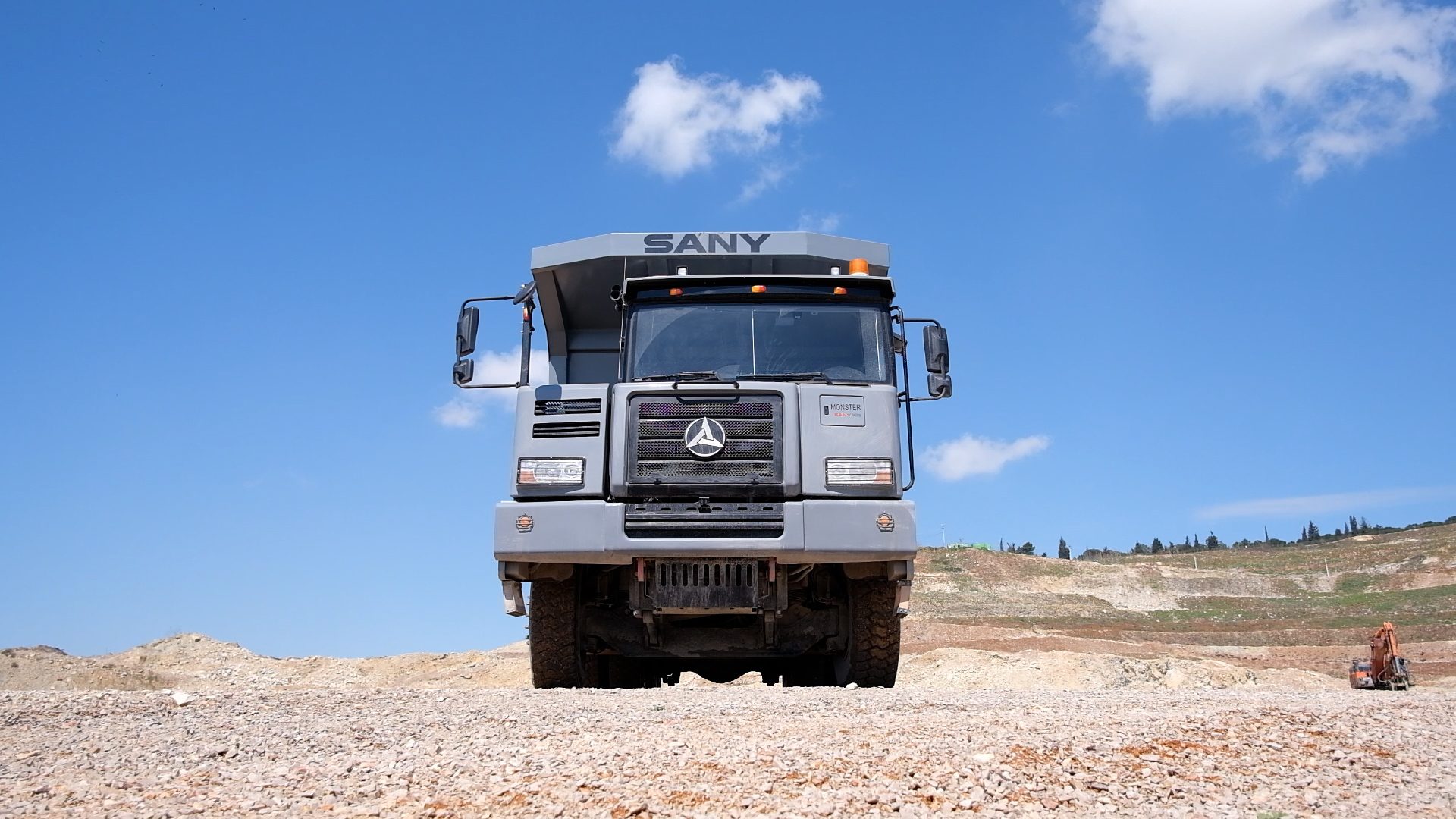 Automotive tire, Motor vehicle, Sky, Cloud, Wheel, Hood, Plant, Truck