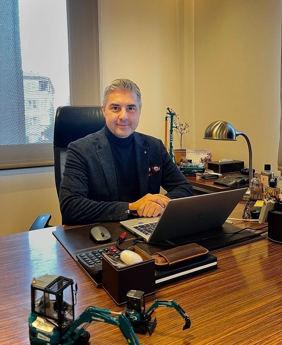 Office equipment, Table, Furniture, Laptop, Desk, Tableware, Computer, Window, Curtain