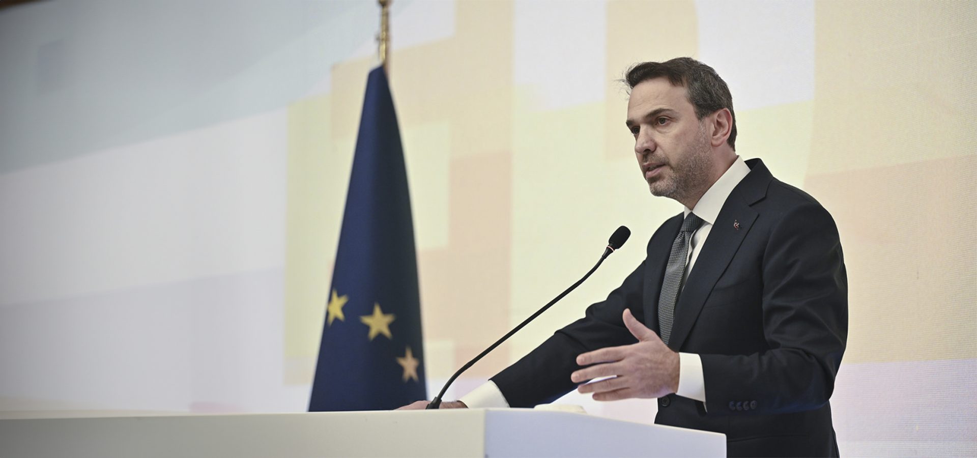Public address system, Microphone, Podium, Lectern, Gesture, Flag, Spokesperson