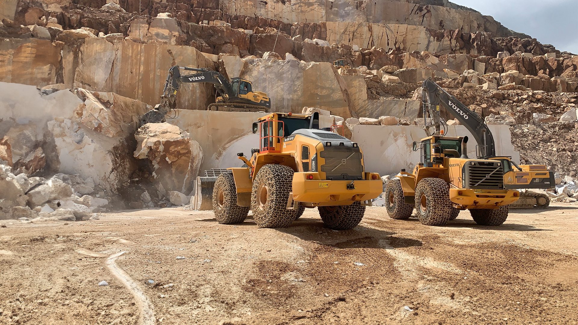 Automotive tire, Wheel, Vehicle, Truck, Bedrock, Bulldozer