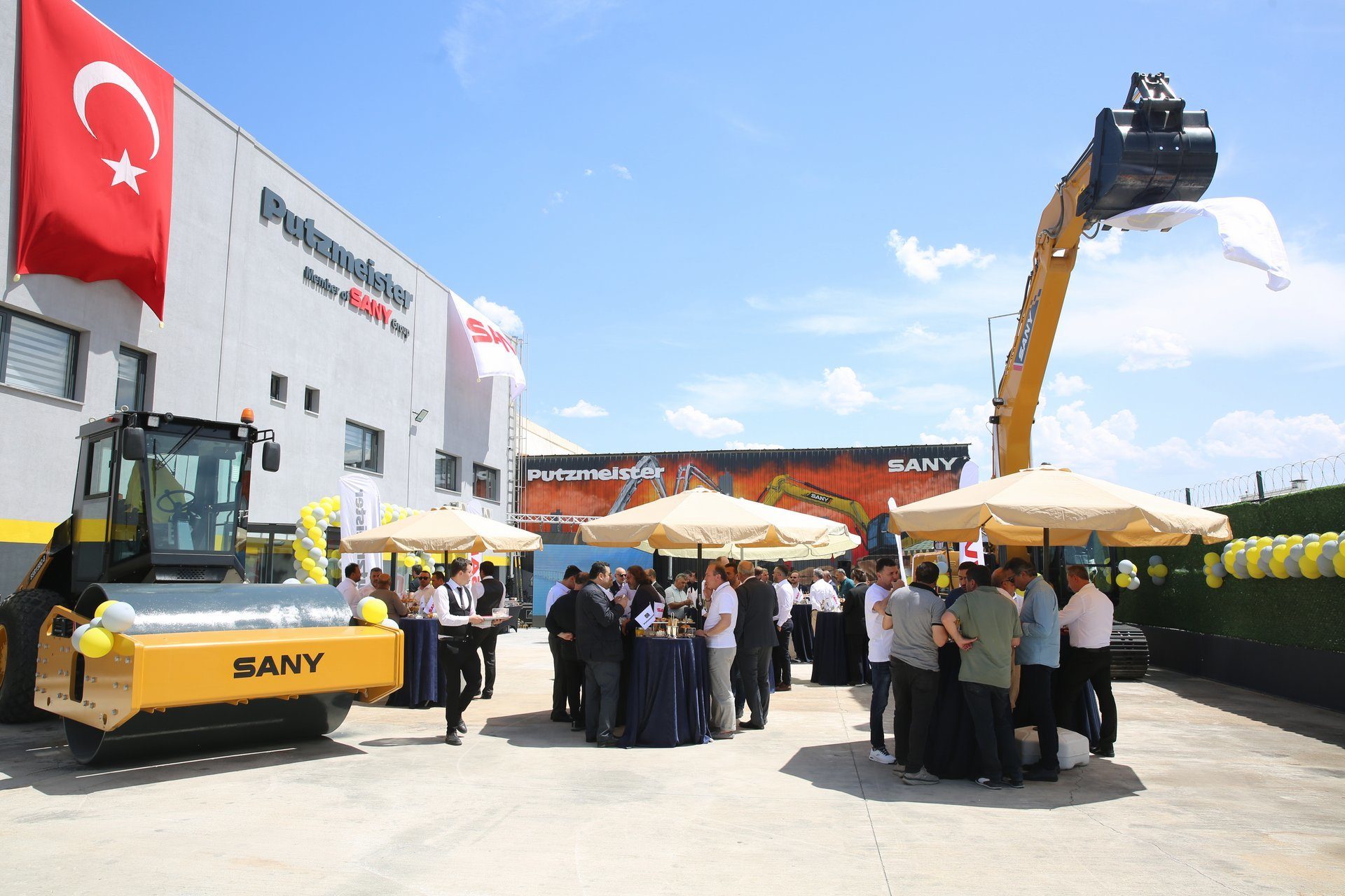 Motor vehicle, Cloud, Sky, Tire, Wheel