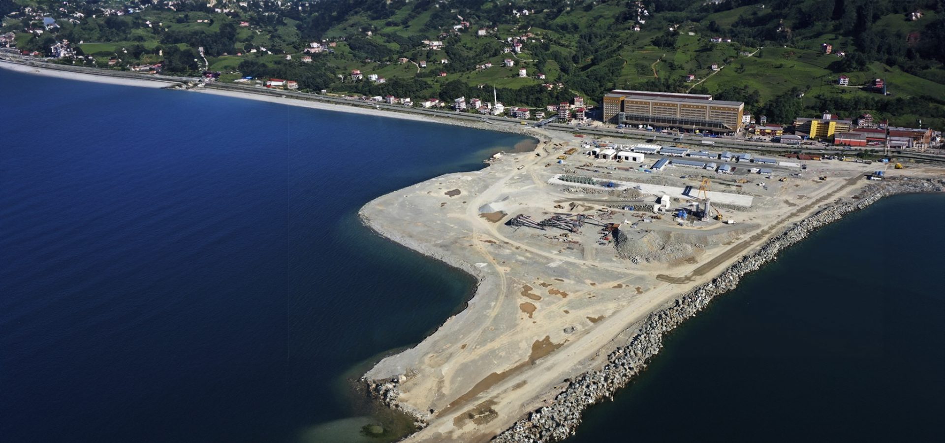 Coastal and oceanic landforms, Water resources, Azure, Building, Beach, Landscape
