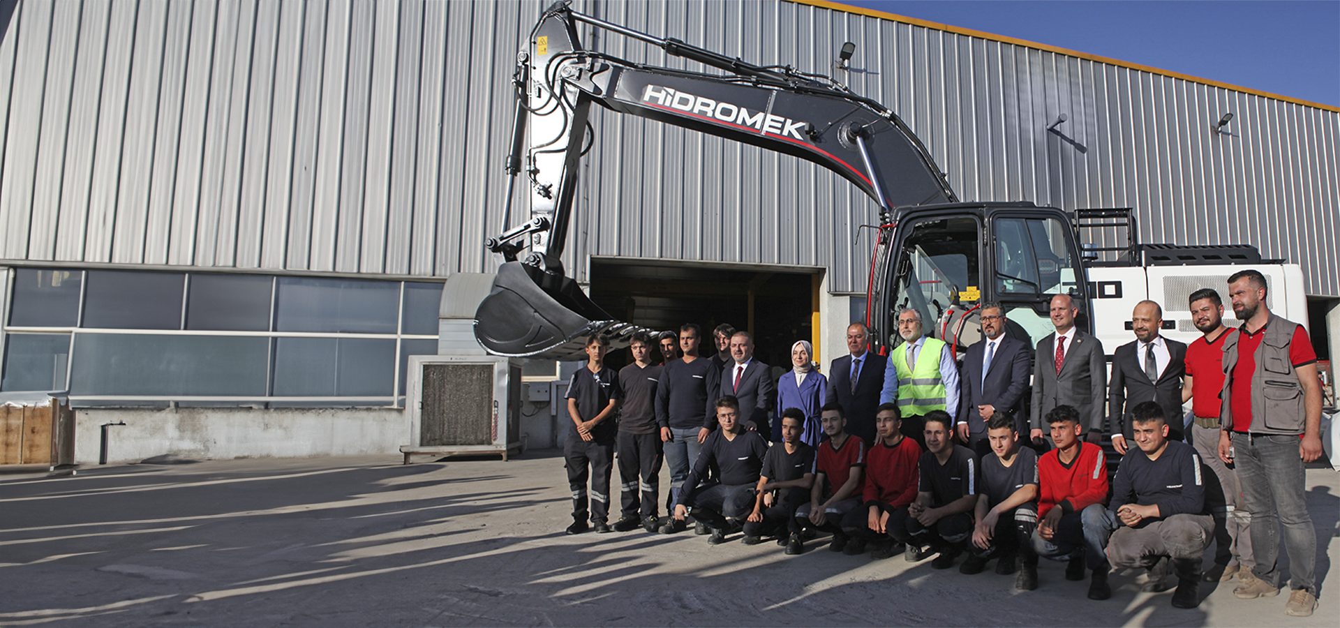 Automotive tire, Motor vehicle, Asphalt, Wheel, Rolling, Workwear