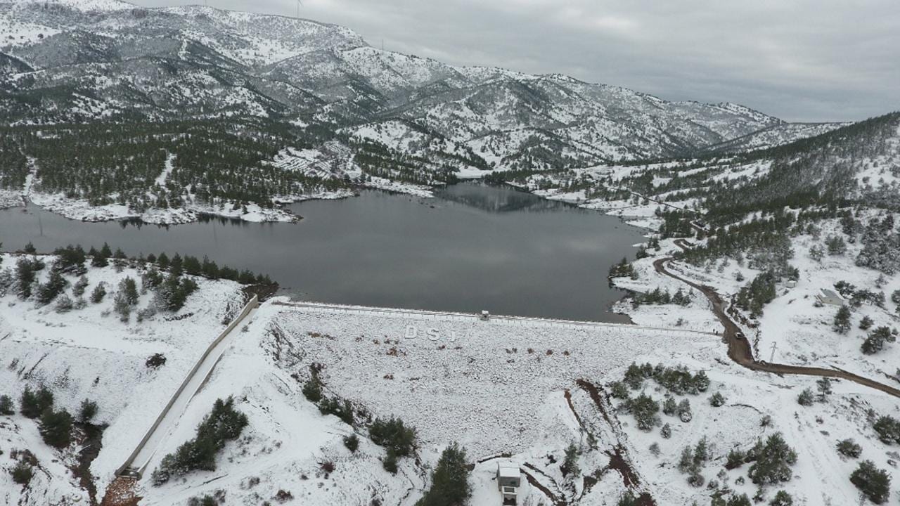 Body of water, Natural landscape, Mountain, Snow, Plant, Sky, Cloud, Slope, Highland