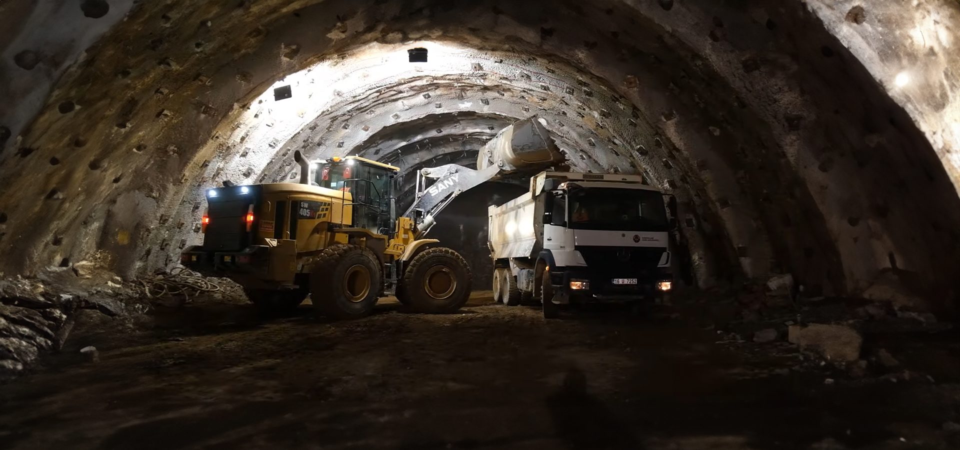 Mode of transport, Land vehicle, Automotive tire, Road surface, Wheel, Infrastructure, Asphalt