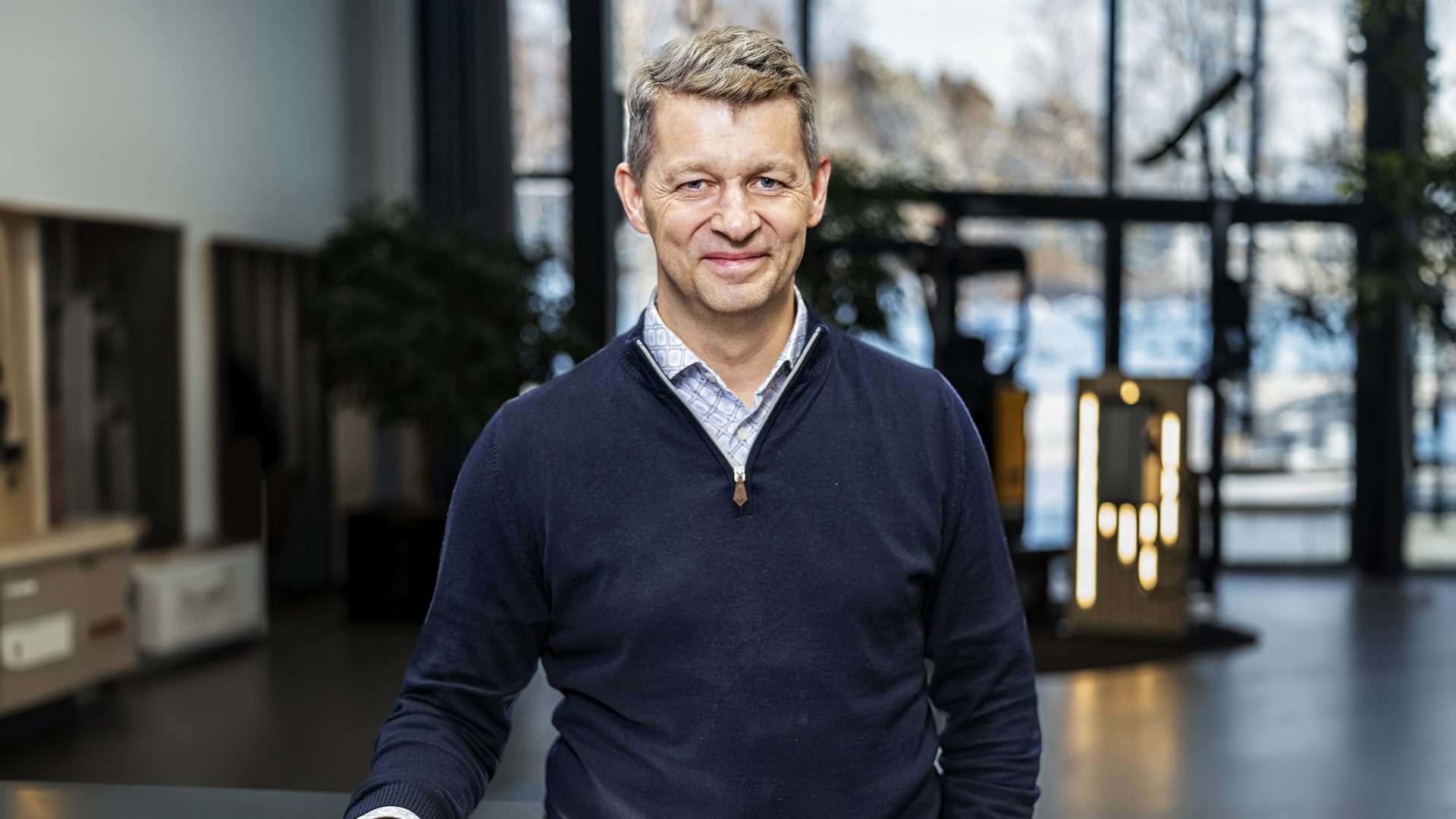 Flash photography, Dress shirt, Smile, Sleeve, Collar