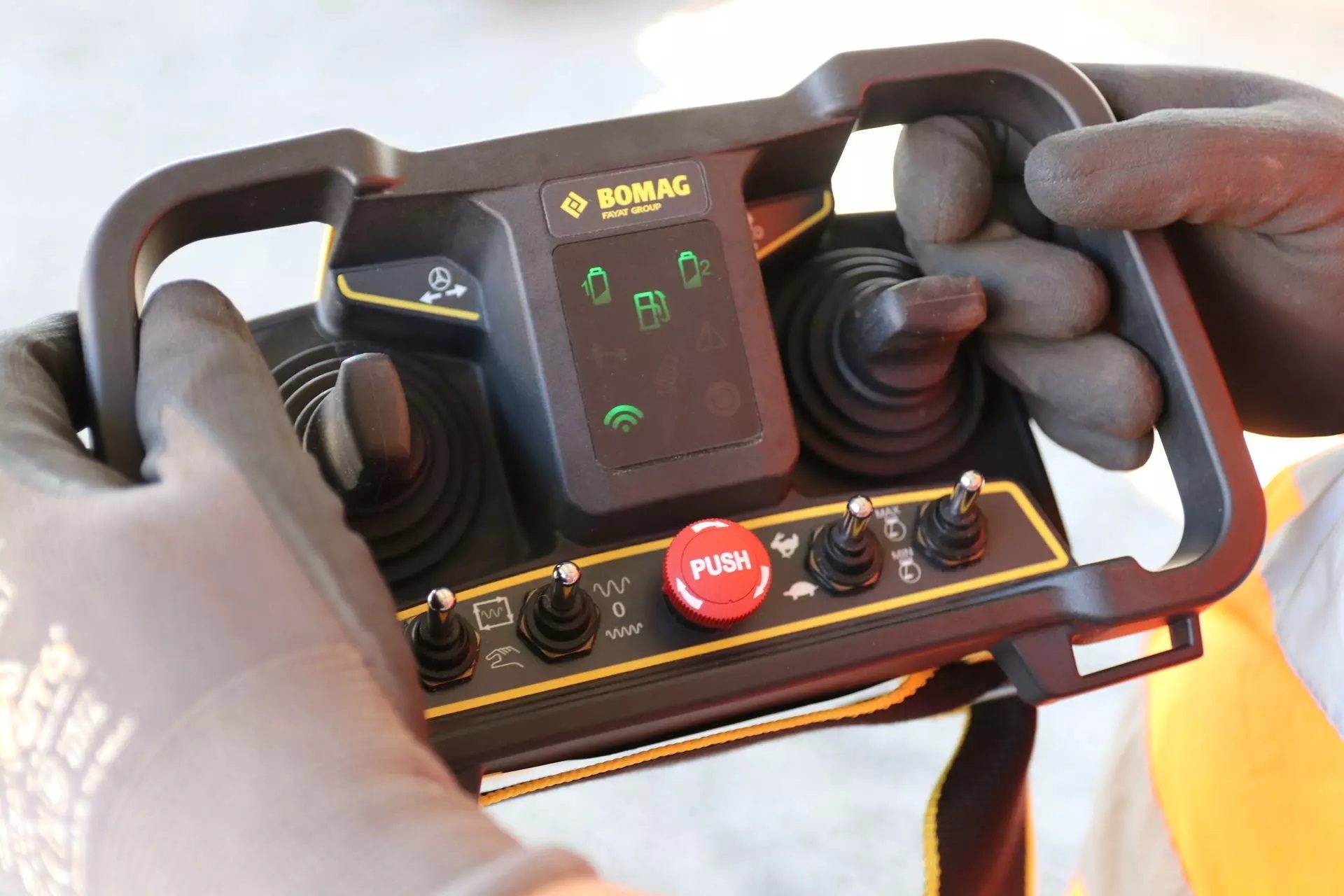 Cameras & optics, Motor vehicle, Automotive design, Audio equipment, Hand, Finger, Gadget