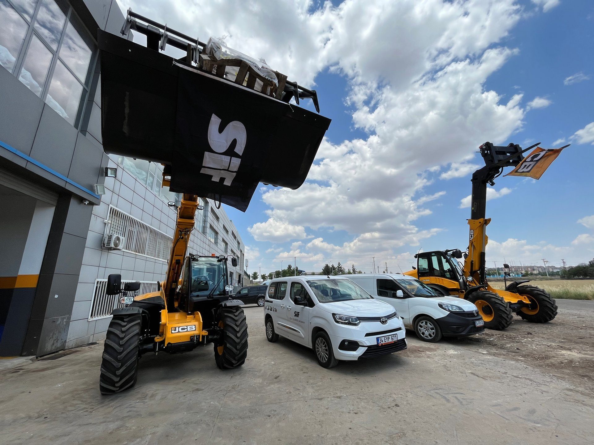 Automotive parking light, Motor vehicle, Tire, Wheel, Cloud, Sky, Car, Hood
