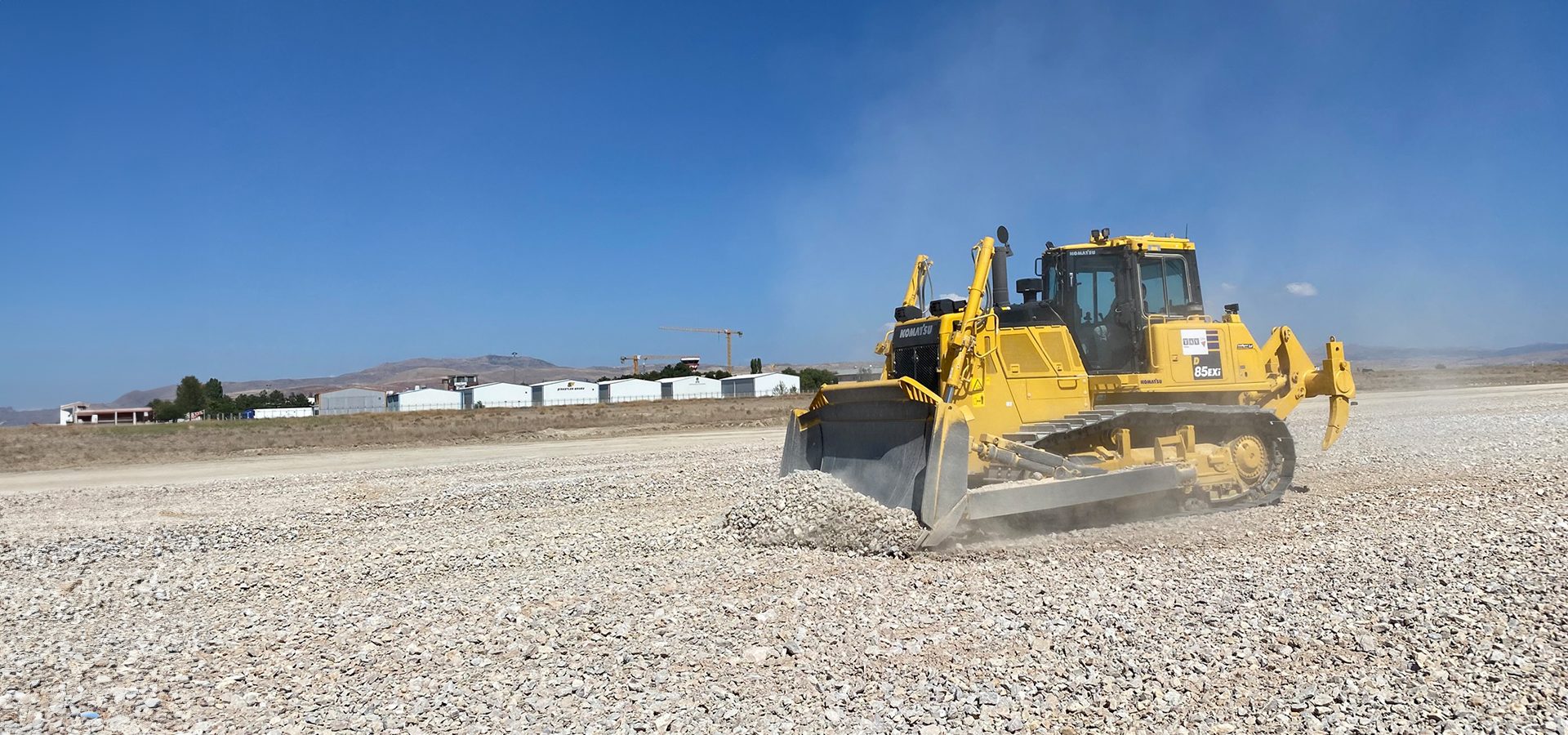 Automotive tire, Road surface, Sky, Vehicle, Wheel, Asphalt, Rolling, Bulldozer