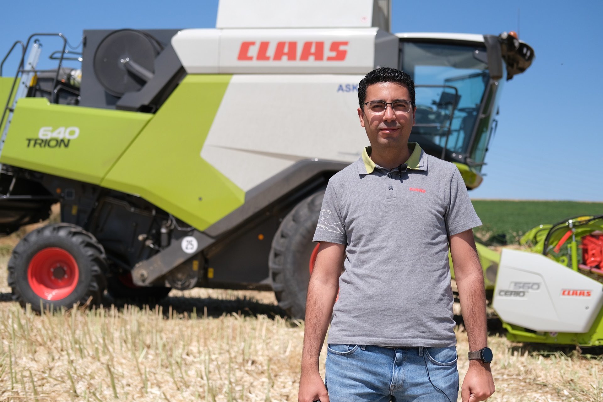 Automotive tire, Motor vehicle, Agricultural machinery, Wheel, Plant, Harvester, Sky, Farmer