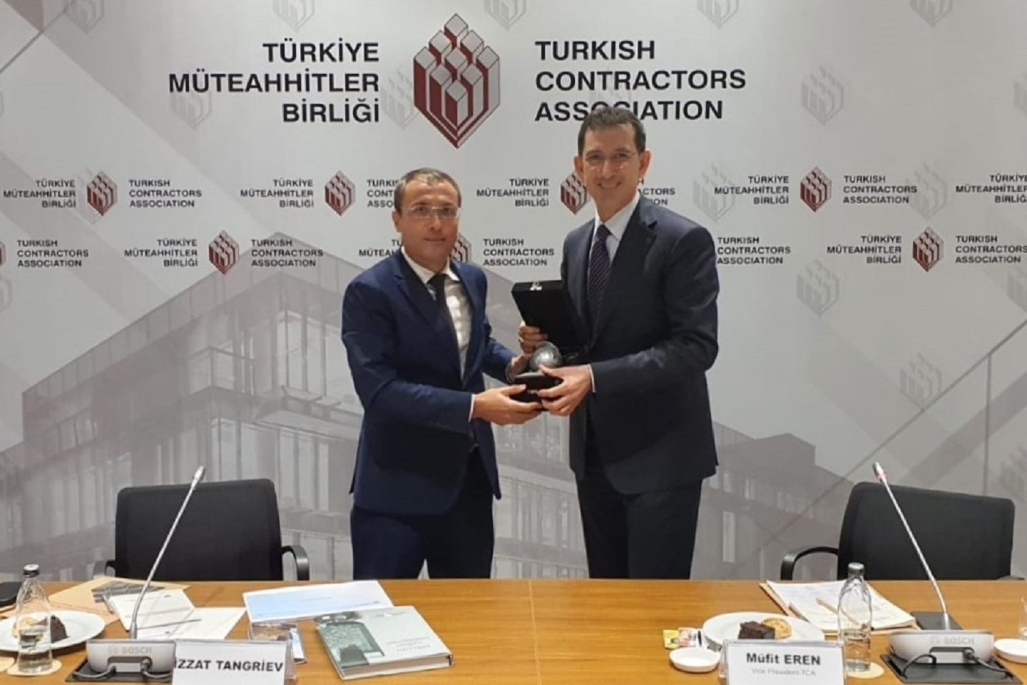 Table, Furniture, Coat, Product, Desk, Tableware, Tie, Gesture, Microphone, Suit