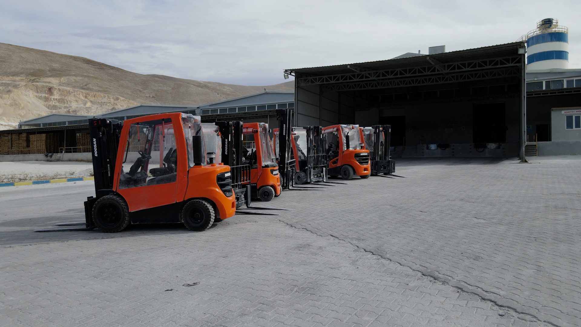 Forklift truck, Automotive tire, Motor vehicle, Wheel, Sky, Cloud, Car