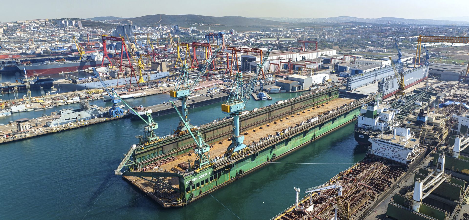 Body of water, Urban design, Boat, Sky, Infrastructure, Building, Dock, Watercraft