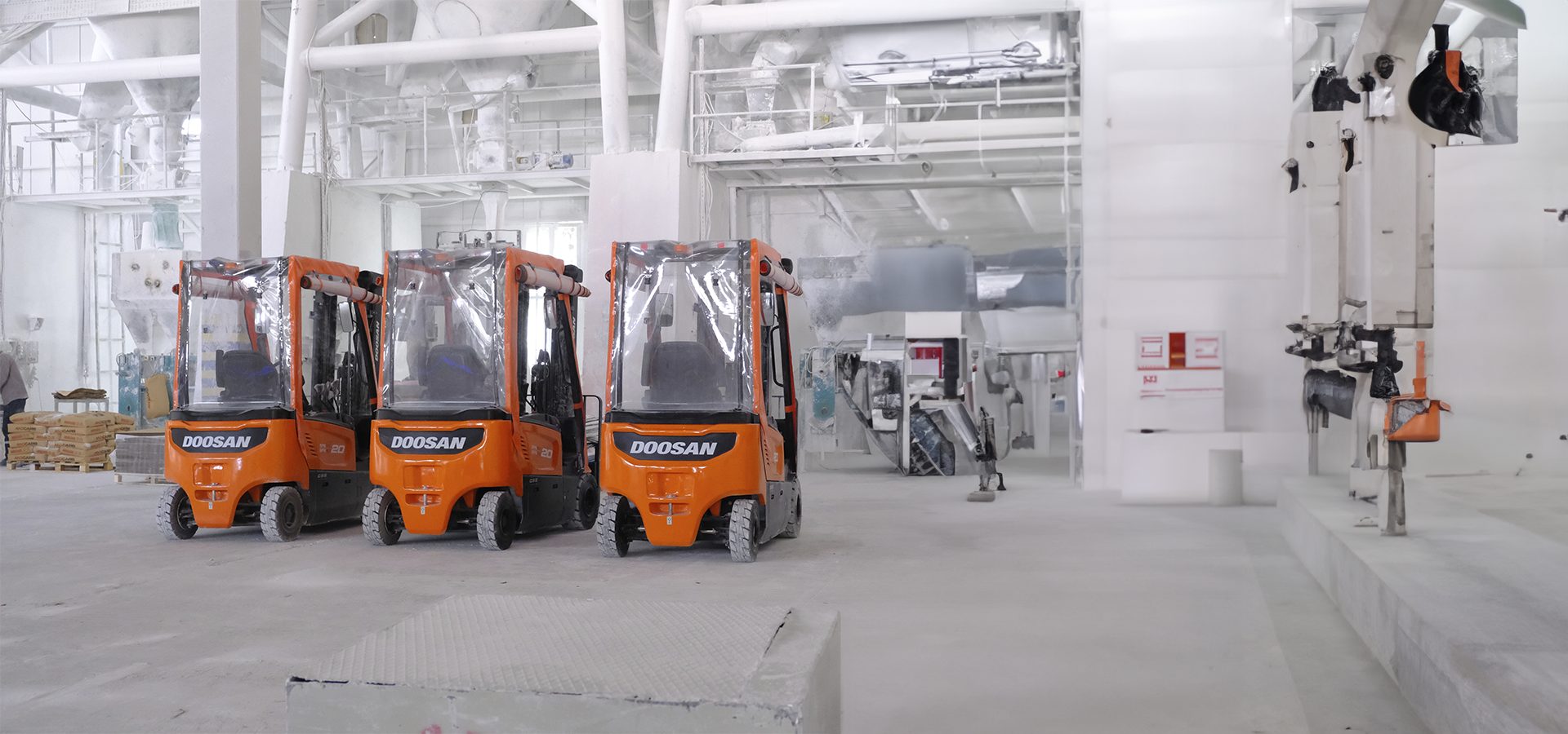 Forklift truck, Automotive tire, Motor vehicle, Wheel, Asphalt, Rolling