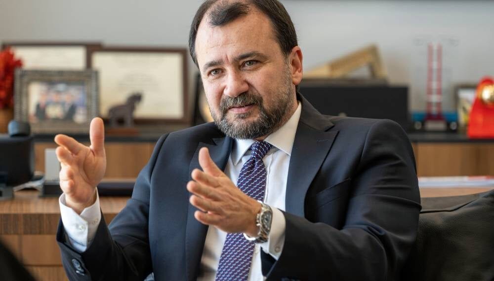 Dress shirt, Hand, Watch, Beard, Gesture, Tie, Collar