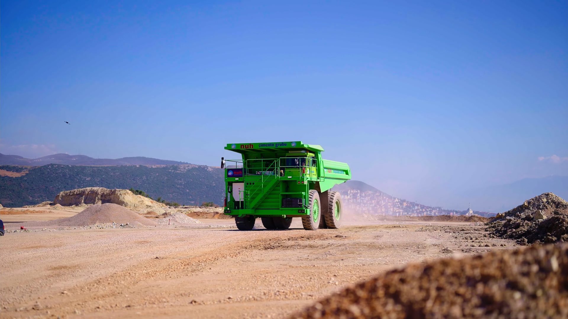 Automotive tire, Motor vehicle, Road surface, Sky, Wheel, Truck, Car, Asphalt