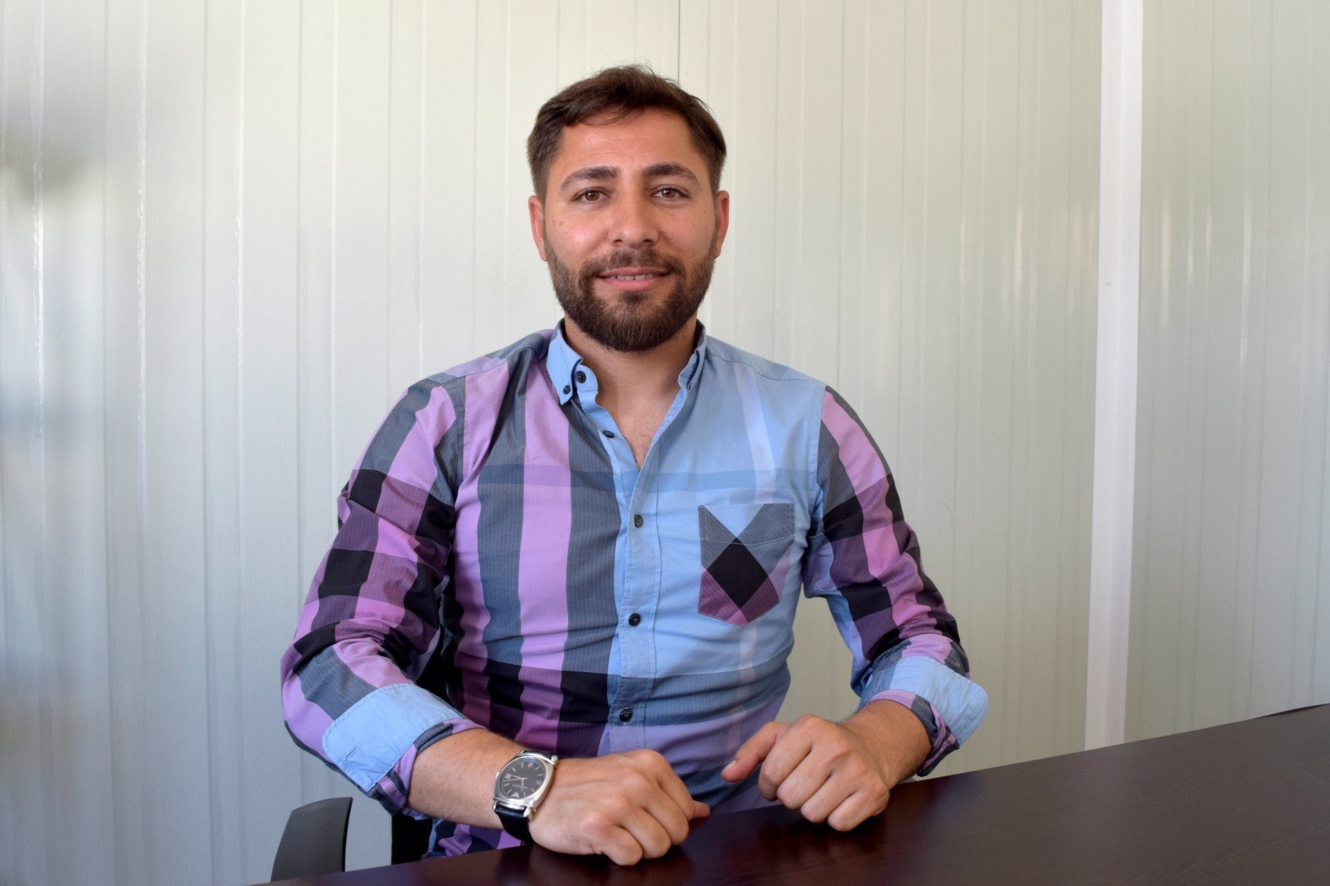 Dress shirt, Watch, Table, Purple, Beard, Sleeve, Desk, Collar