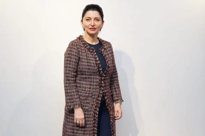 Dress shirt, Street fashion, Shoulder, Tartan, Neck, Sleeve, Smile, Waist, Gesture, Grey