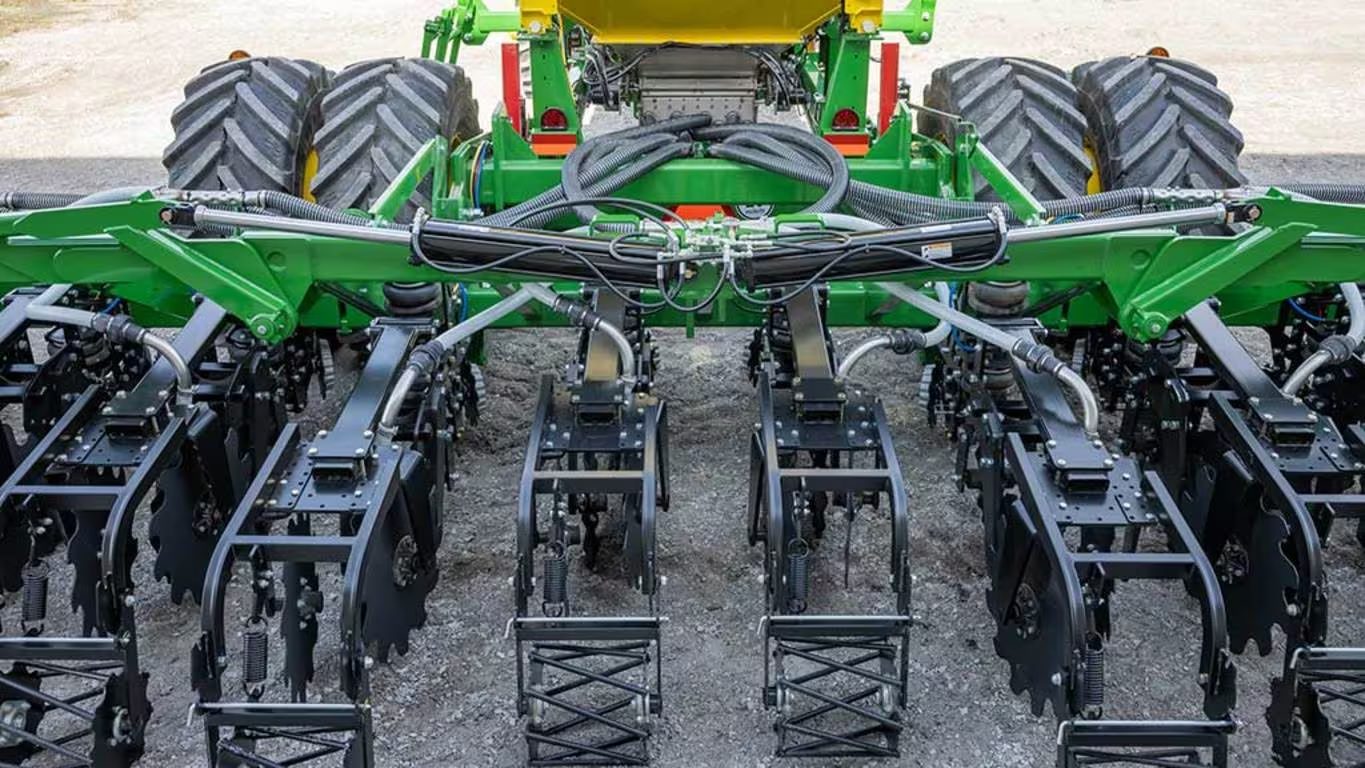 Mode of transport, Motor vehicle, Automotive tire, Agricultural machinery, Rolling