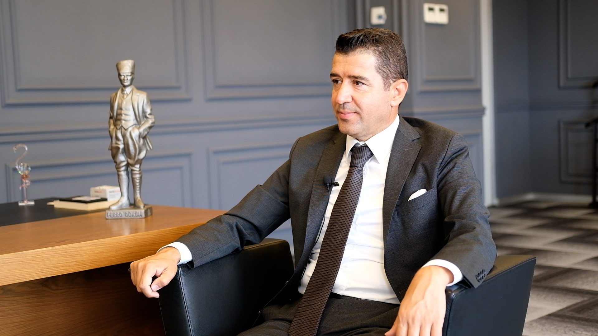 Dress shirt, Comfort, Tie, Sleeve, Standing, Gesture, Collar