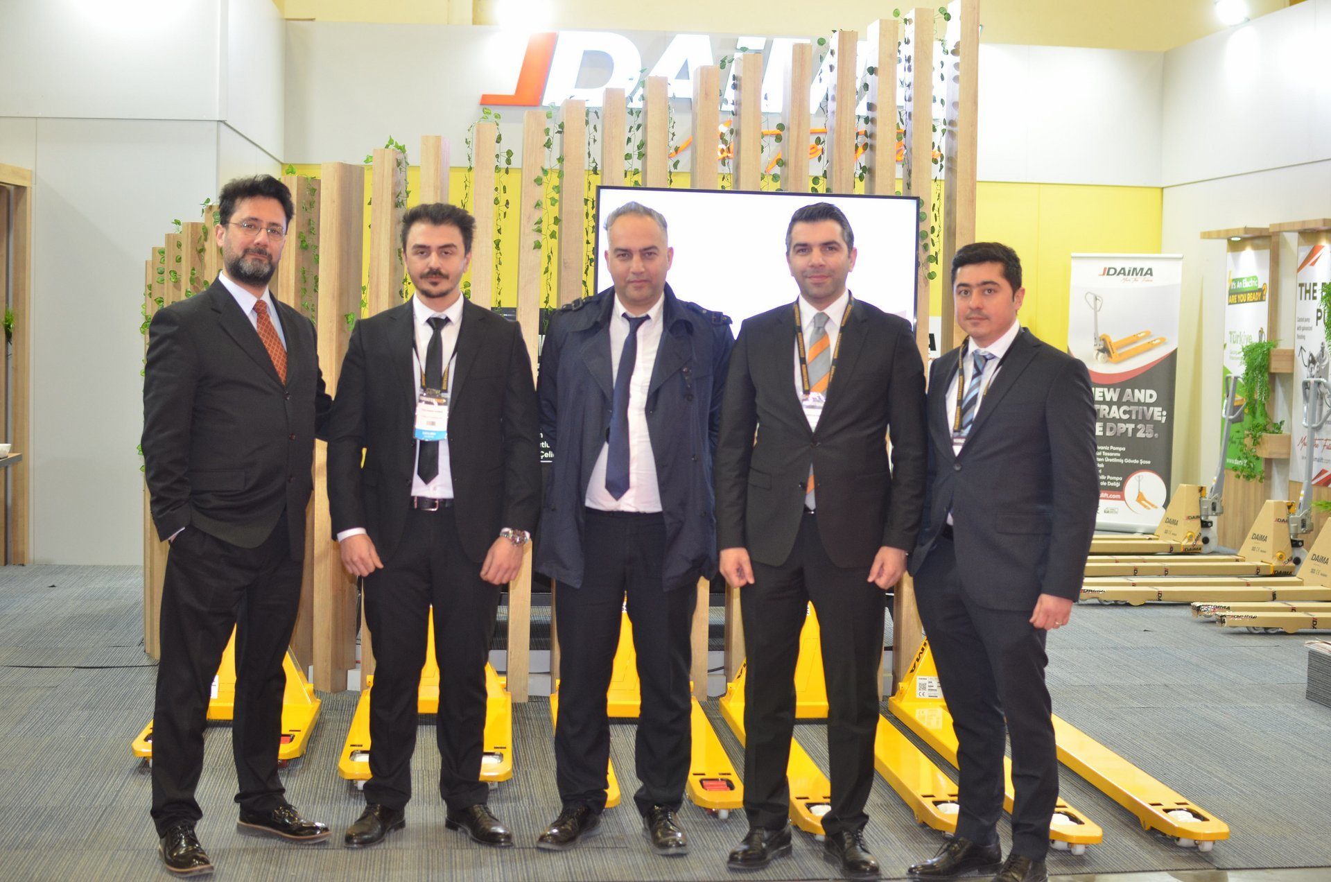 Suit trousers, Footwear, Smile, Shoe, Yellow, Tie, Collar