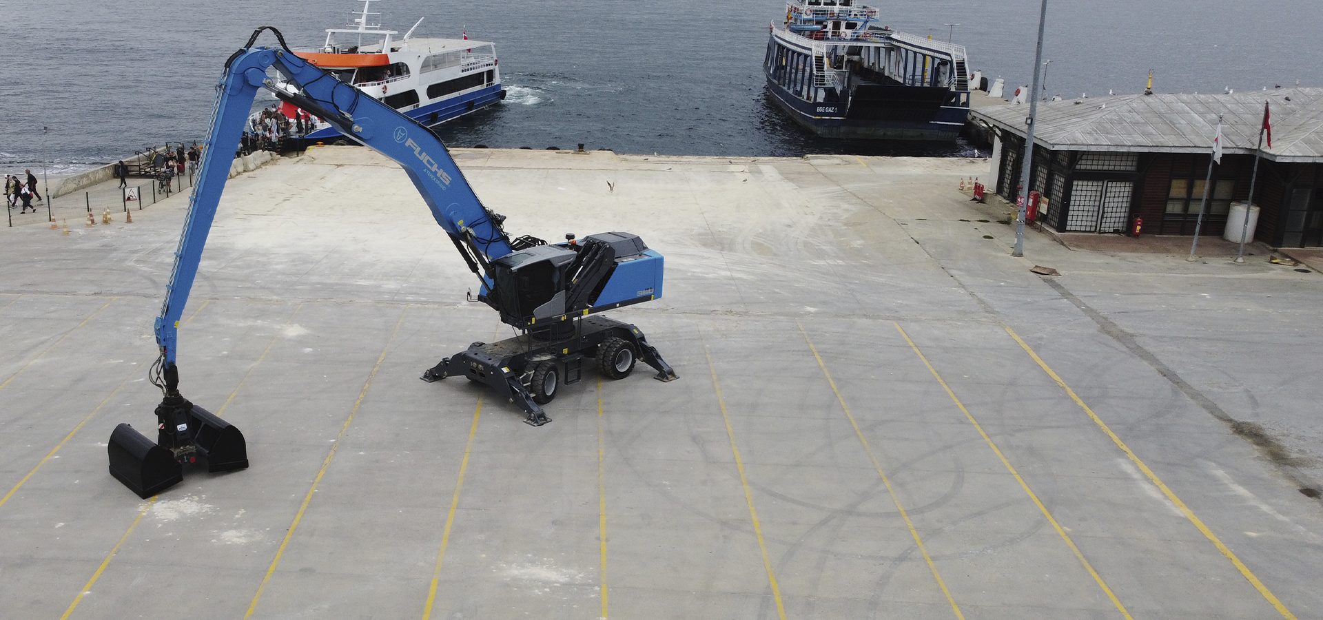 Automotive tire, Water, Watercraft, Asphalt