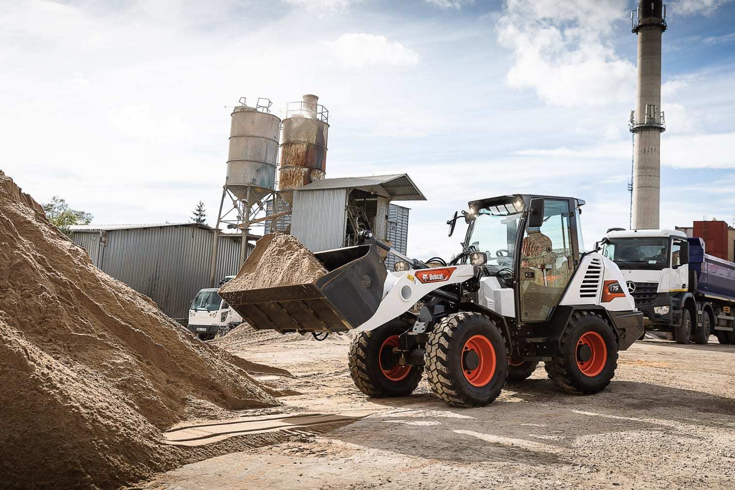 Land vehicle, Automotive tire, Wheel, Sky, Cloud, Tread, Asphalt, Tractor