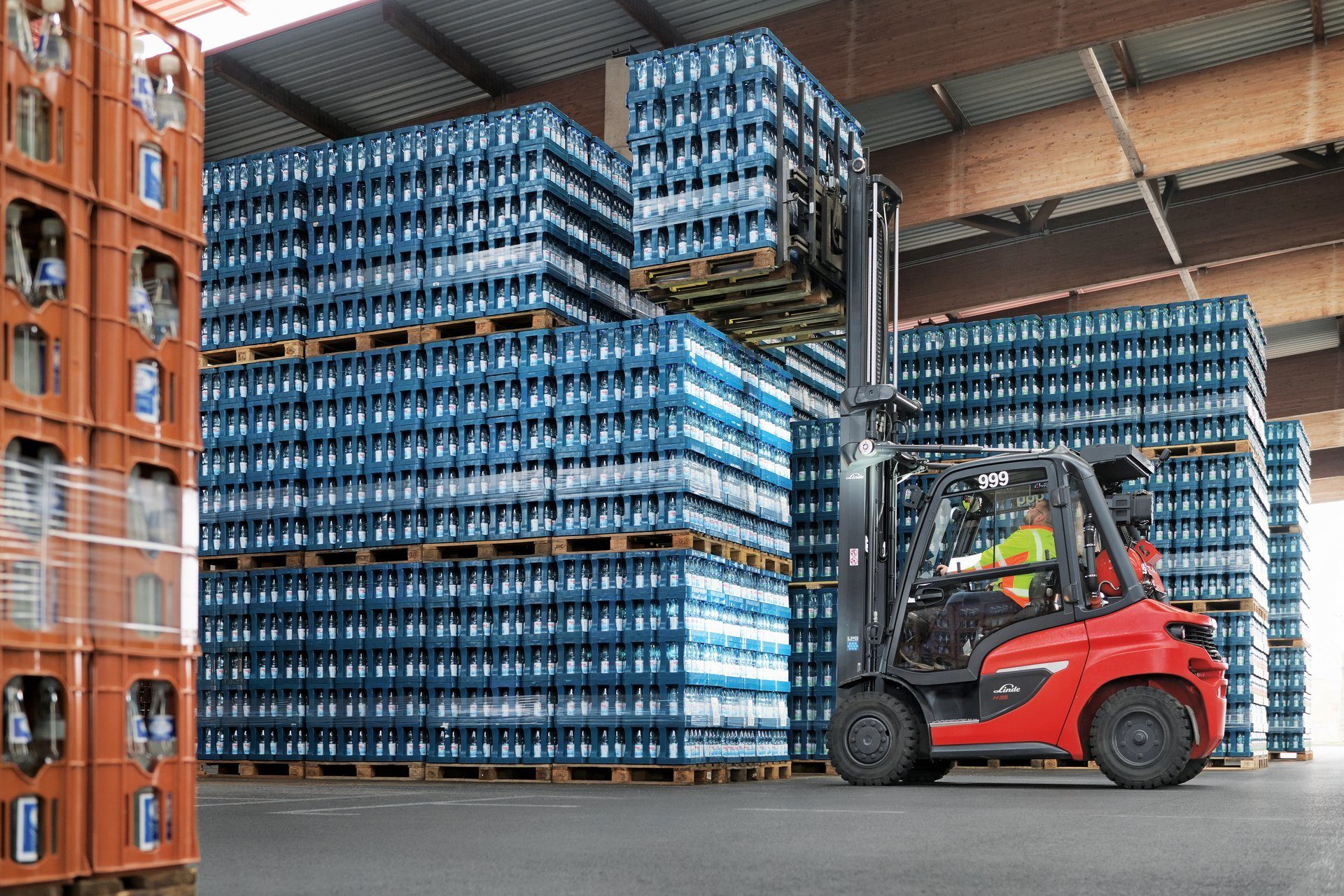 Linde Forklift, Depo &#x130;stiflemesi Yap&#x131;yor