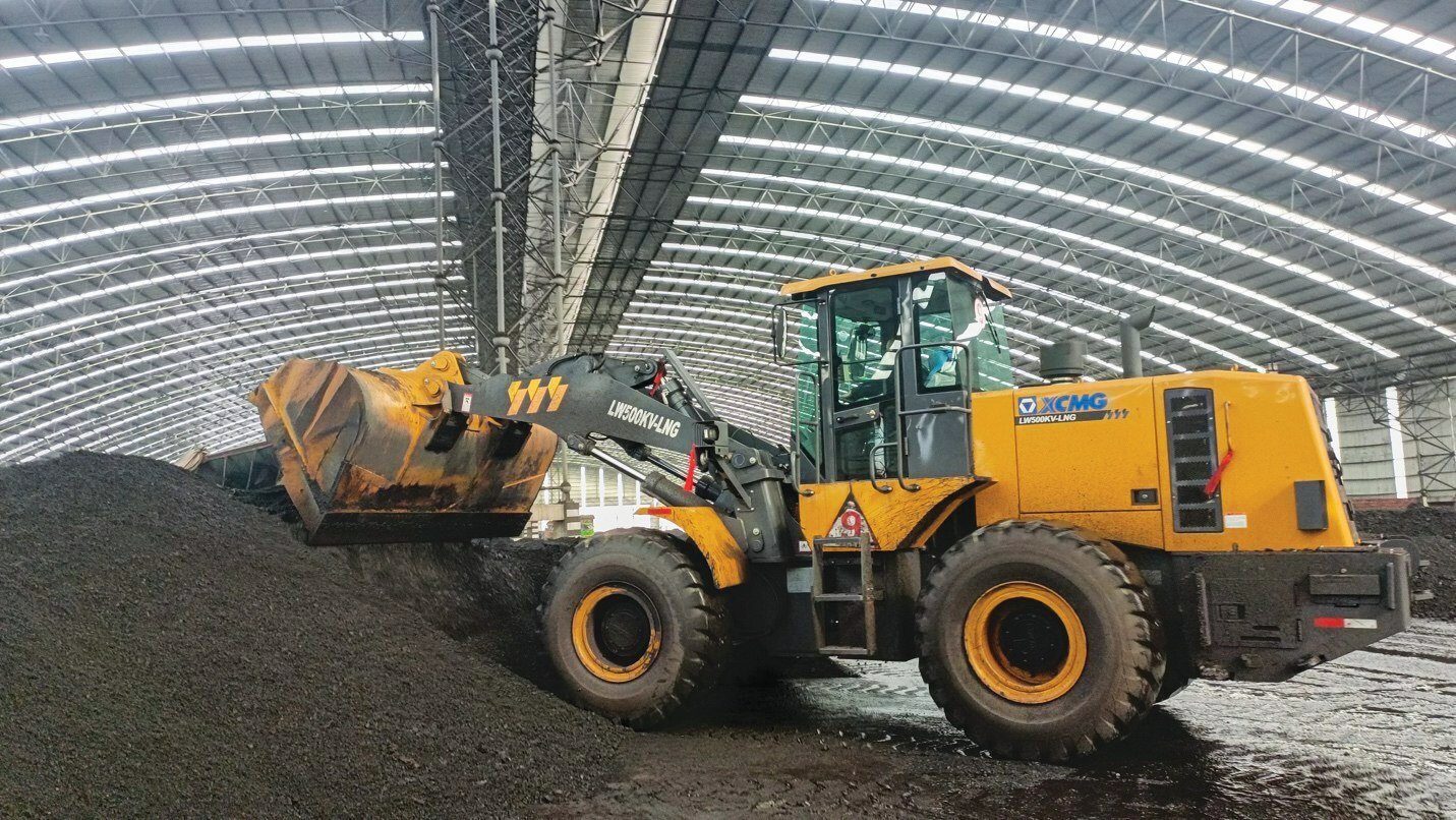 Automotive tire, Motor vehicle, Road surface, Wheel, Tread, Asphalt, Rolling