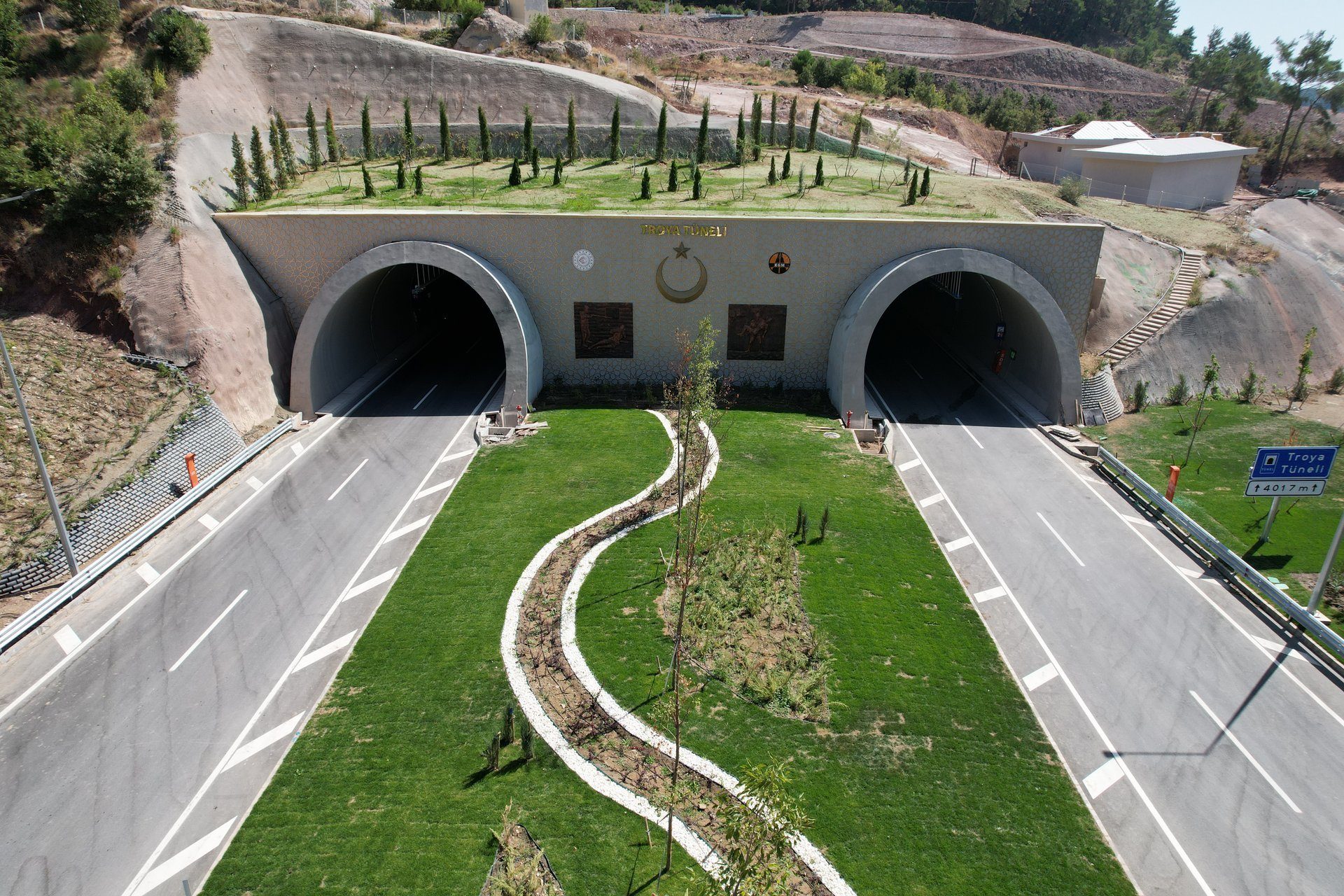 Urban design, Infrastructure, Plant, Slope, Thoroughfare, Building