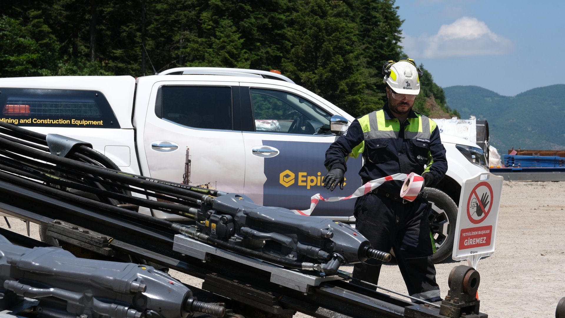 Automotive tire, Motor vehicle, High-visibility clothing, Car, Wheel, Helmet, Sky