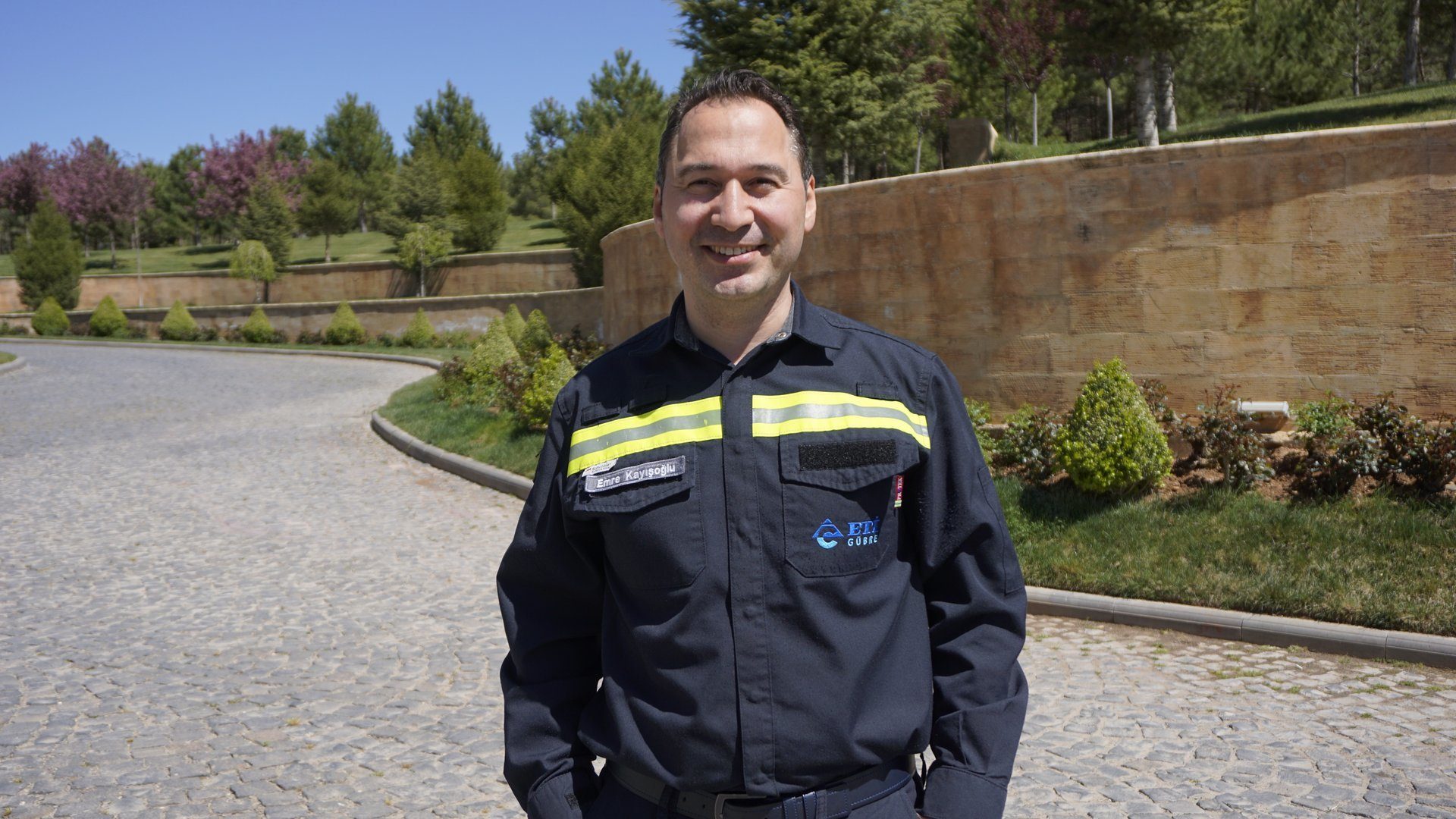 Head, Plant, Smile, Sky, Tree, Sleeve, Asphalt