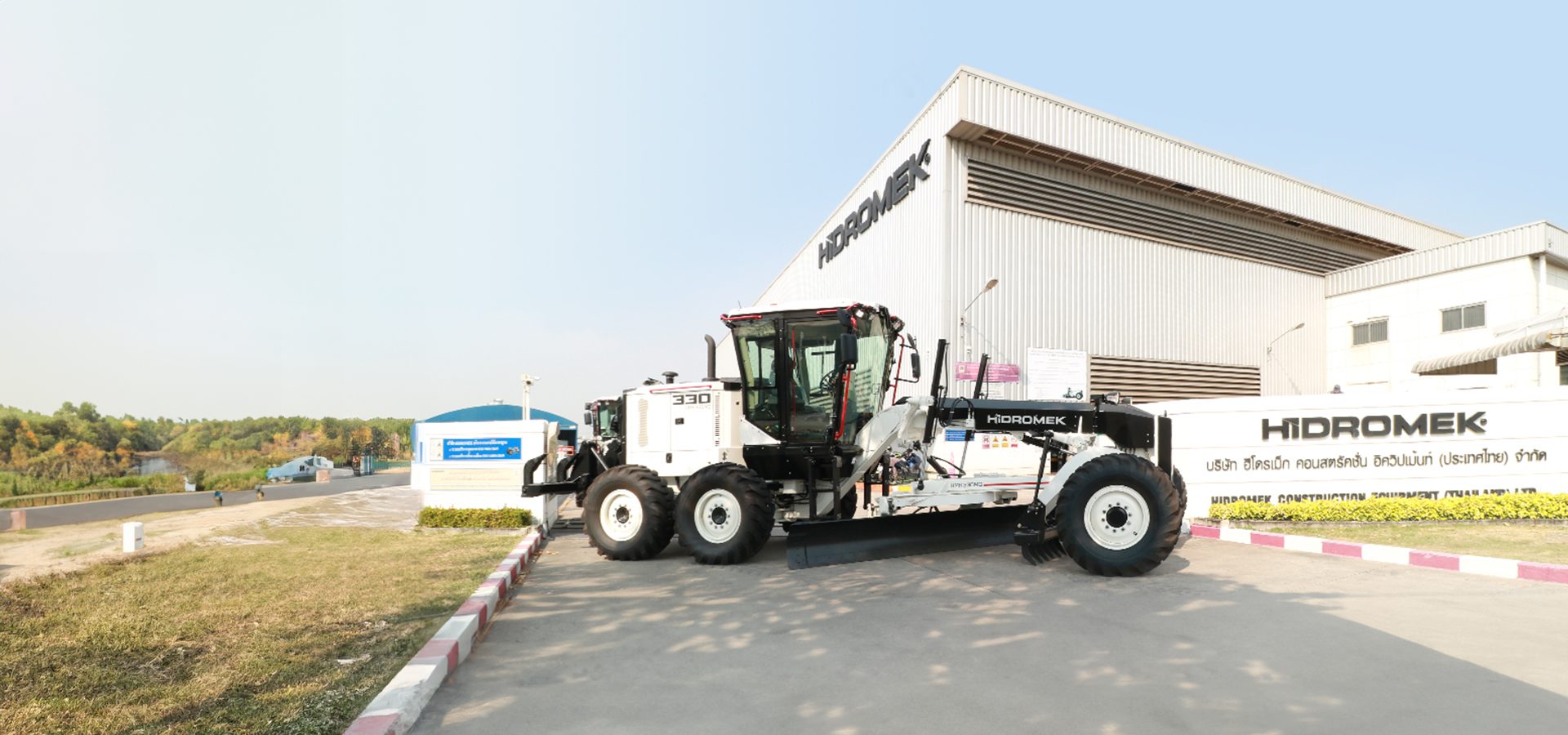 Automotive tire, Motor vehicle, Road surface, Wheel, Sky, Tread, Asphalt, Truck