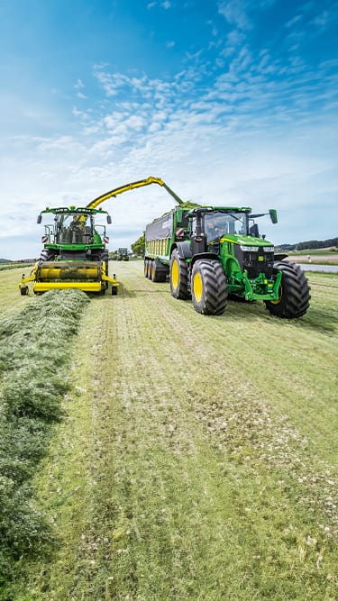 Automotive tire, Agricultural machinery, Wheel, Sky, Vehicle, Tractor, Cloud, Tread, Agriculture