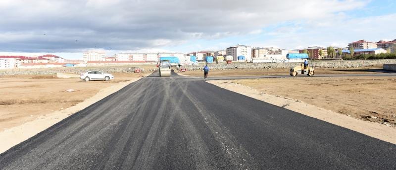 Automotive tire, Road surface, Cloud, Sky, Car, Asphalt, Vehicle, Thoroughfare, Rolling