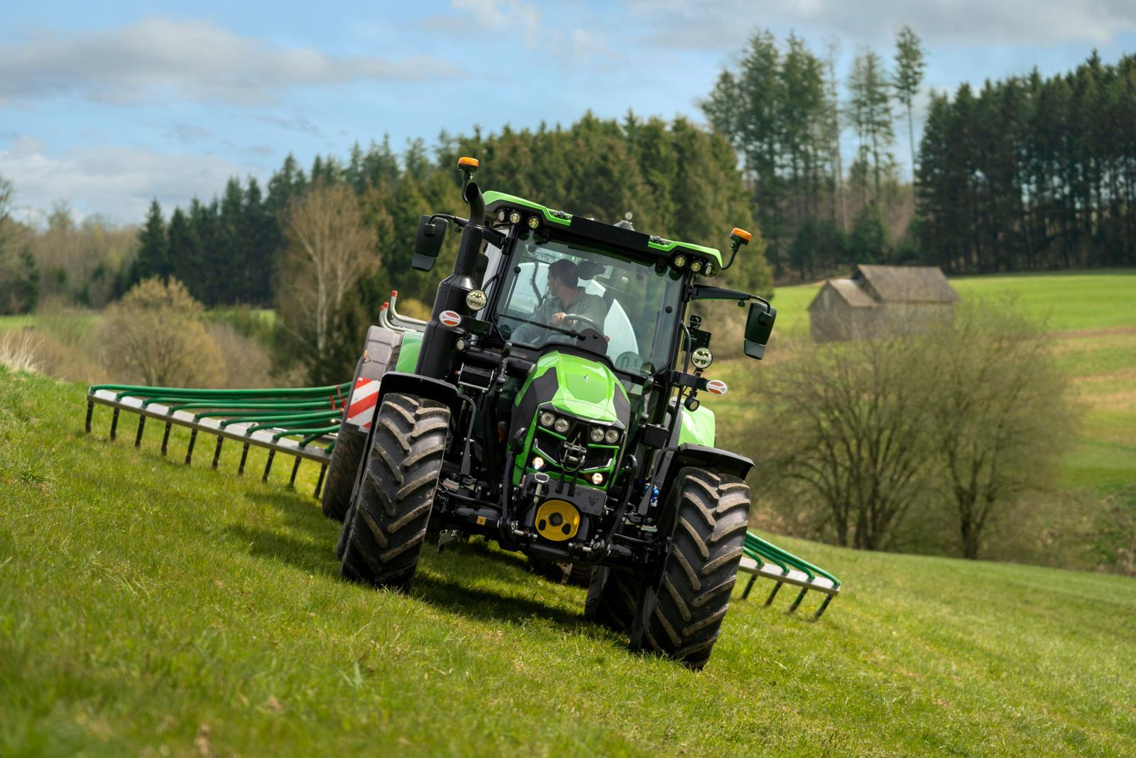 Automotive tire, Agricultural machinery, Wheel, Sky, Vehicle, Plant, Cloud, Tractor, Tread