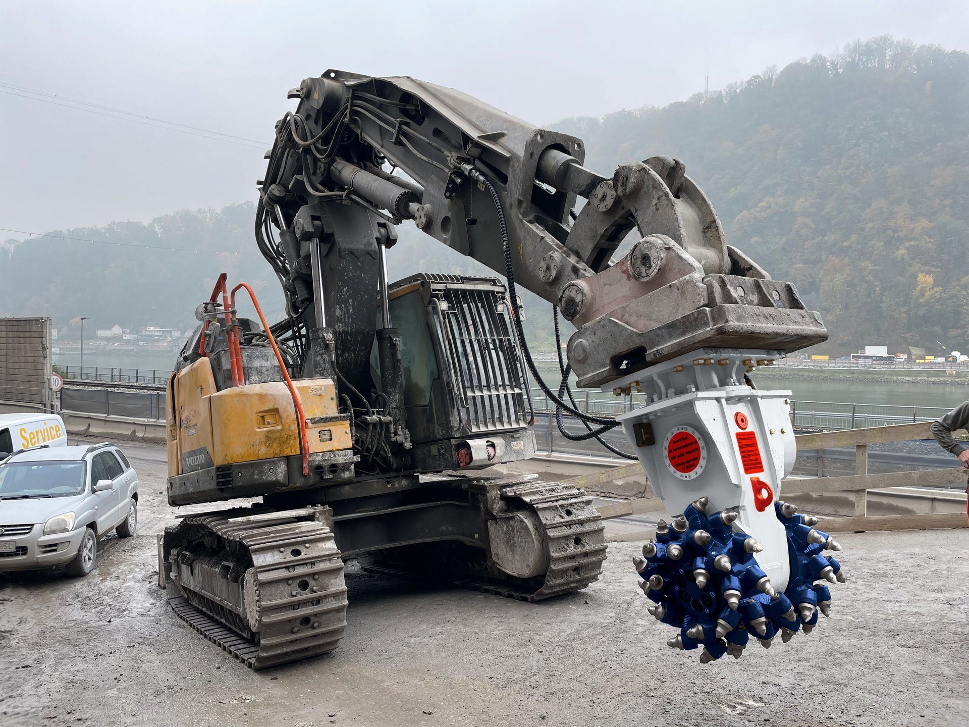 Automotive tire, Motor vehicle, Road surface, Wheel, Sky, Asphalt, Mountain, Tree