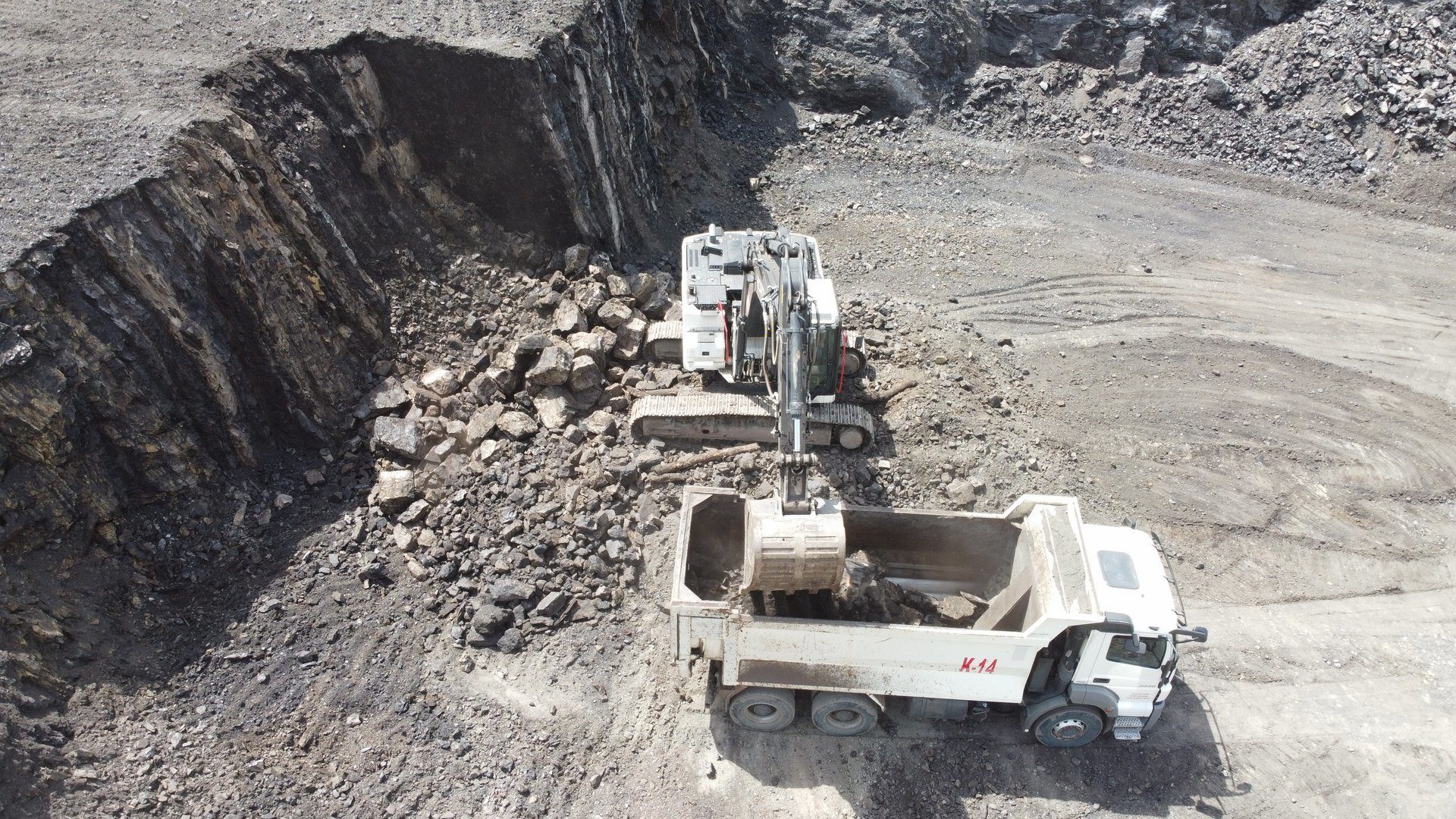 Automotive tire, Vehicle, Bedrock, Plant, Slope, Wheel