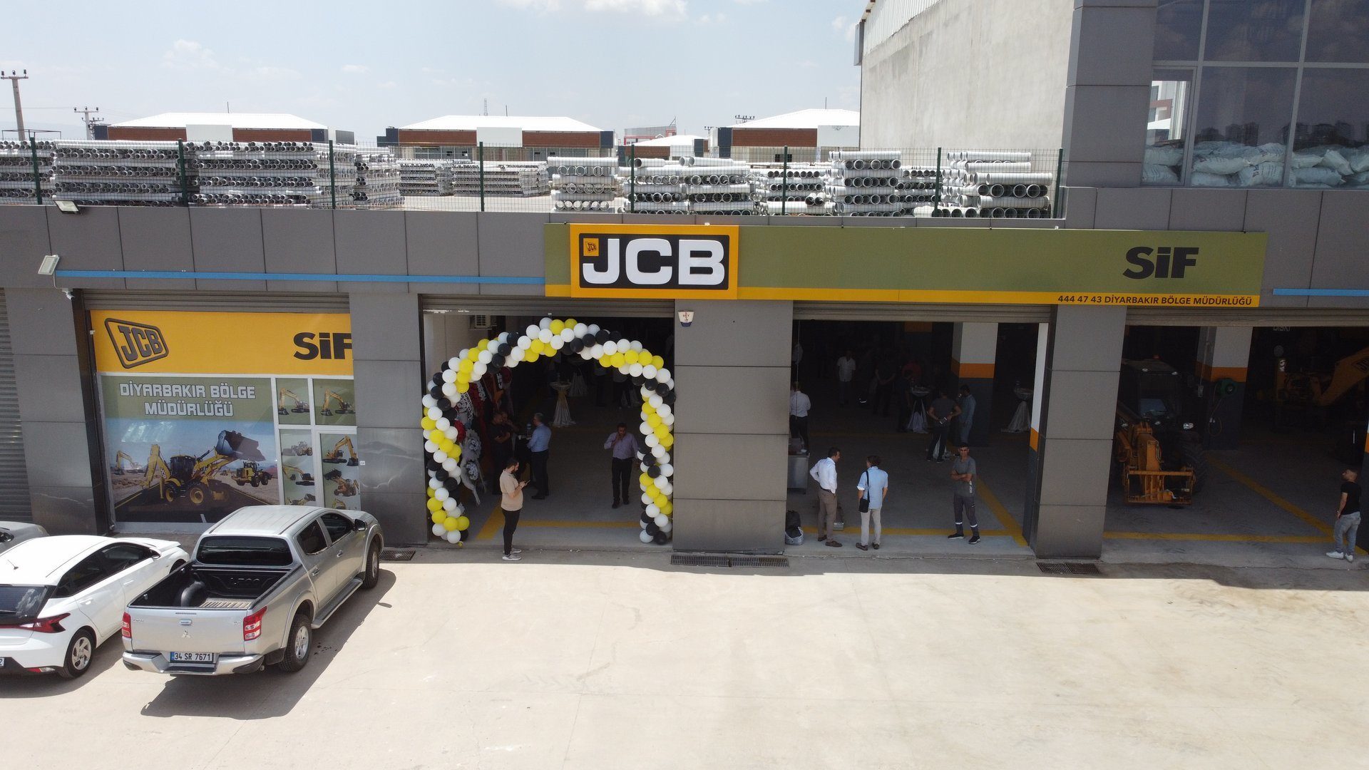 Automotive tire, Wheel, Vehicle, Building, Car, Sky, Cloud, Asphalt