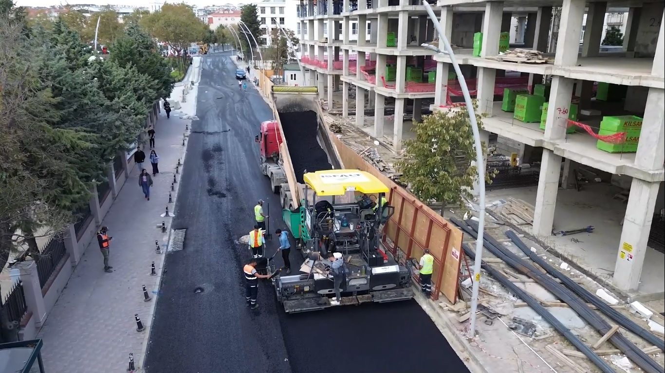 Mode of transport, Road surface, Urban design, Building, Vehicle, Tire, Asphalt, Plant, Truck, Neighbourhood