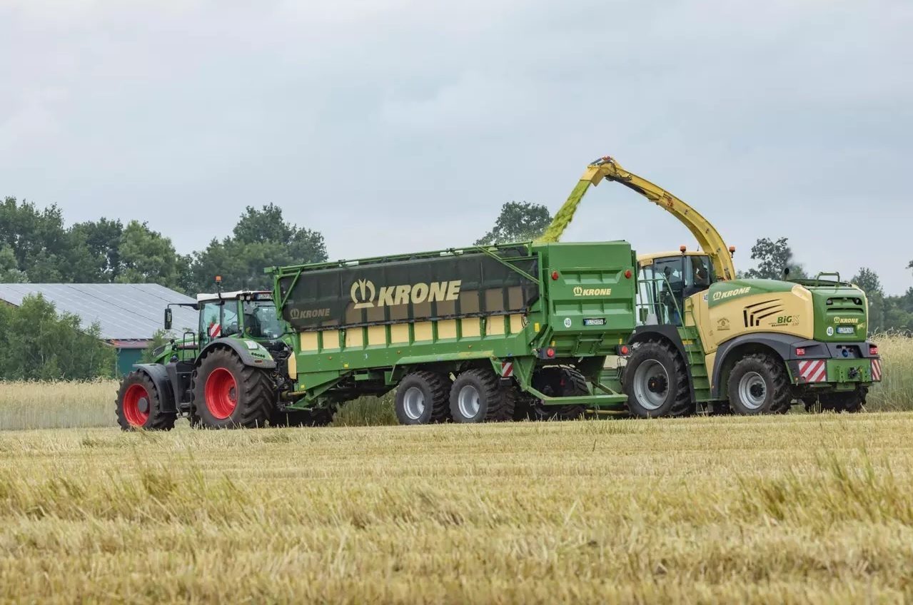 Automotive tire, Agricultural machinery, Wheel, Sky, Vehicle, Plant, Harvester, Cloud, Tractor