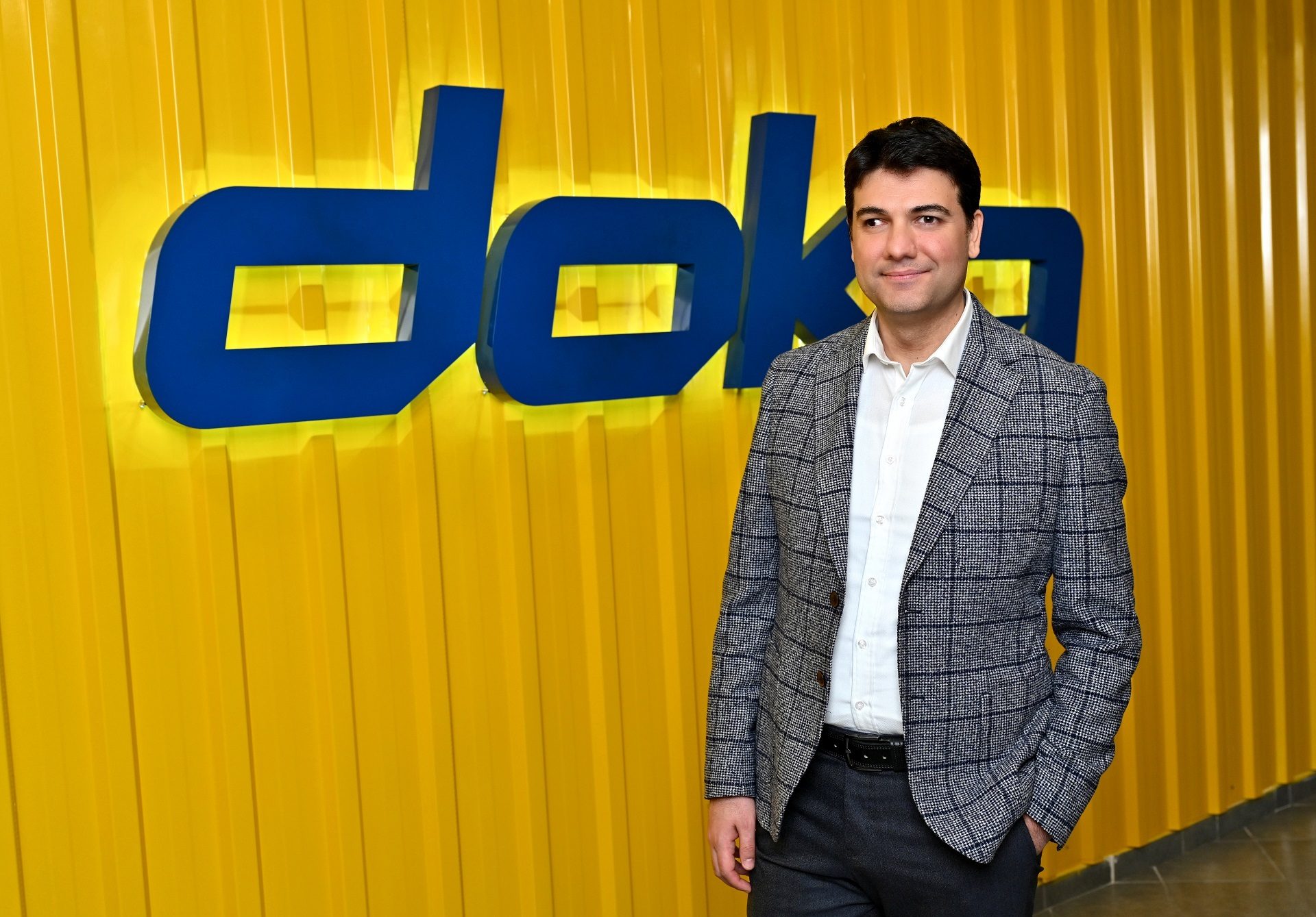 Dress shirt, Flash photography, Sleeve, Collar, Font