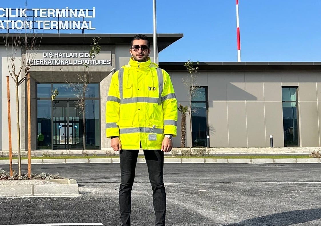 High-visibility clothing, Outerwear, Workwear, Sleeve, Building, Hat, Asphalt, Gesture, Headgear, Security