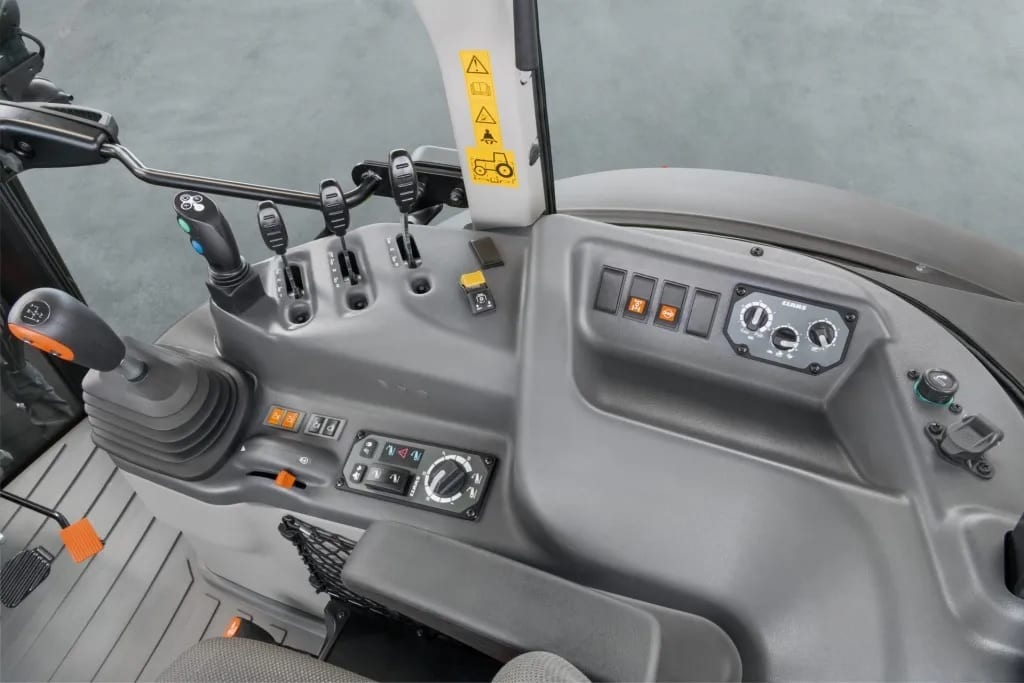 Motor vehicle, Automotive tire, Gear shift, Steering wheel