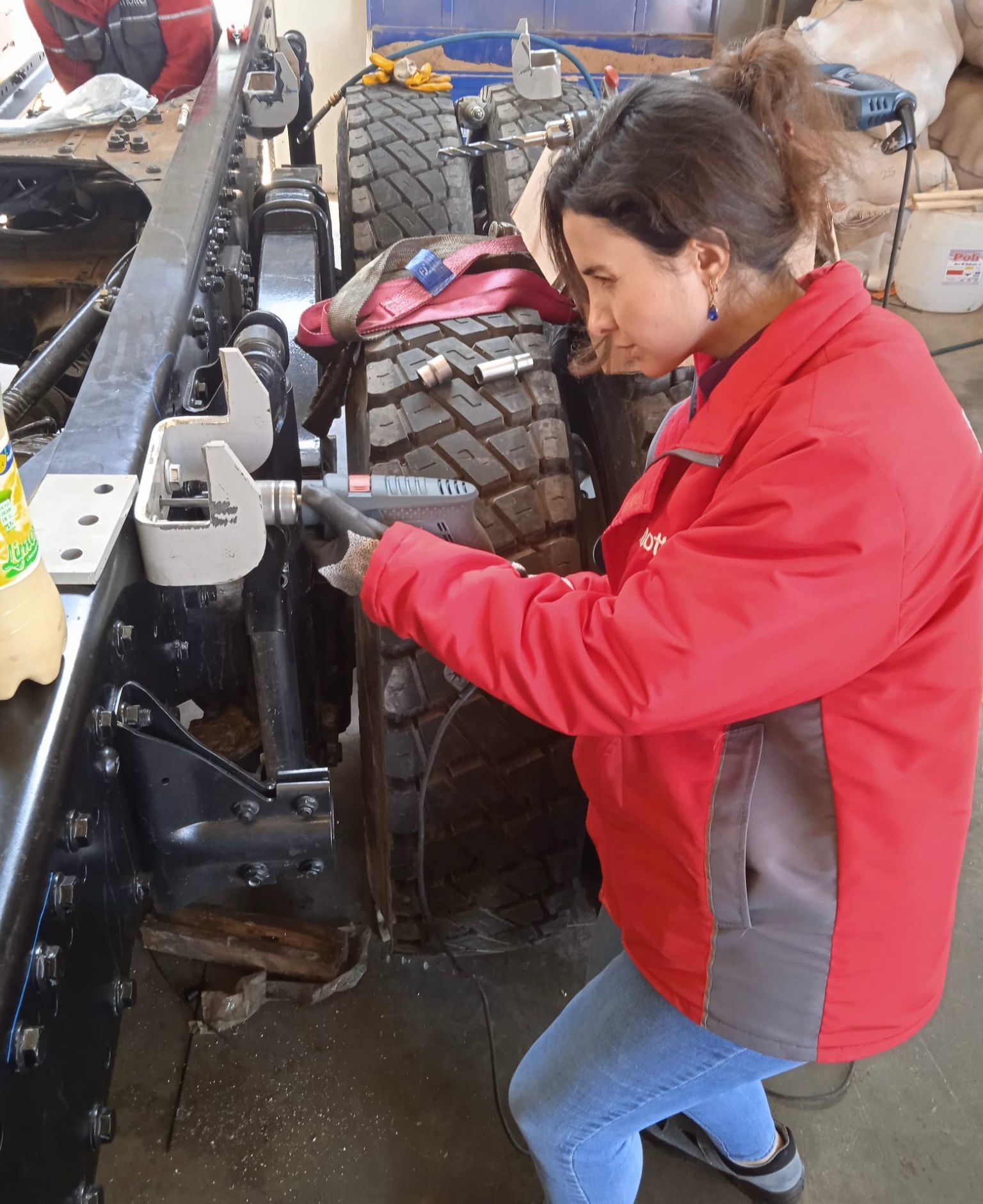 Motor vehicle, Automotive tire, Workwear, Sleeve, Hood, Mechanic