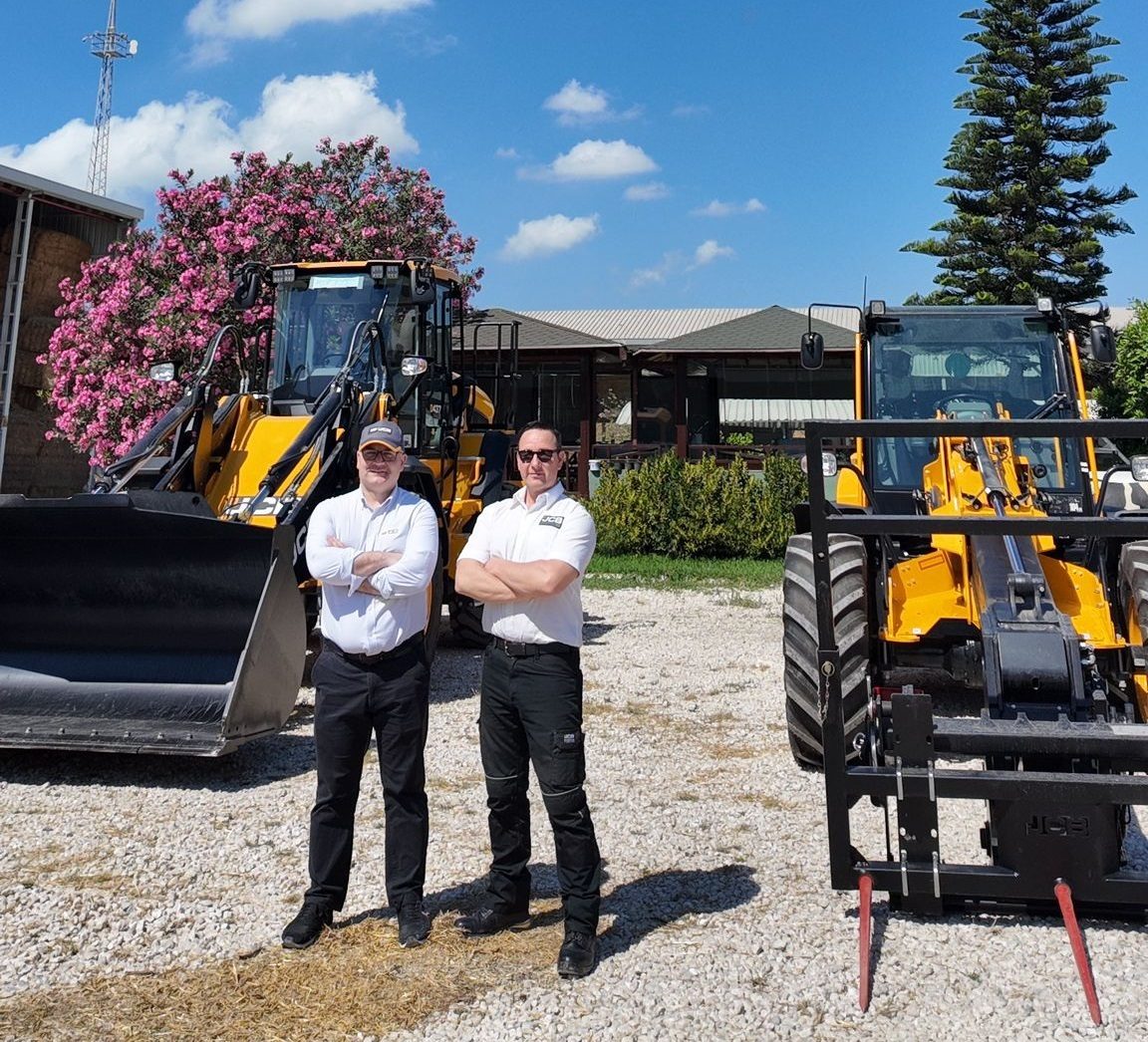Motor vehicle, Automotive tire, Sky, Wheel, Cloud, Plant, Tread, Asphalt