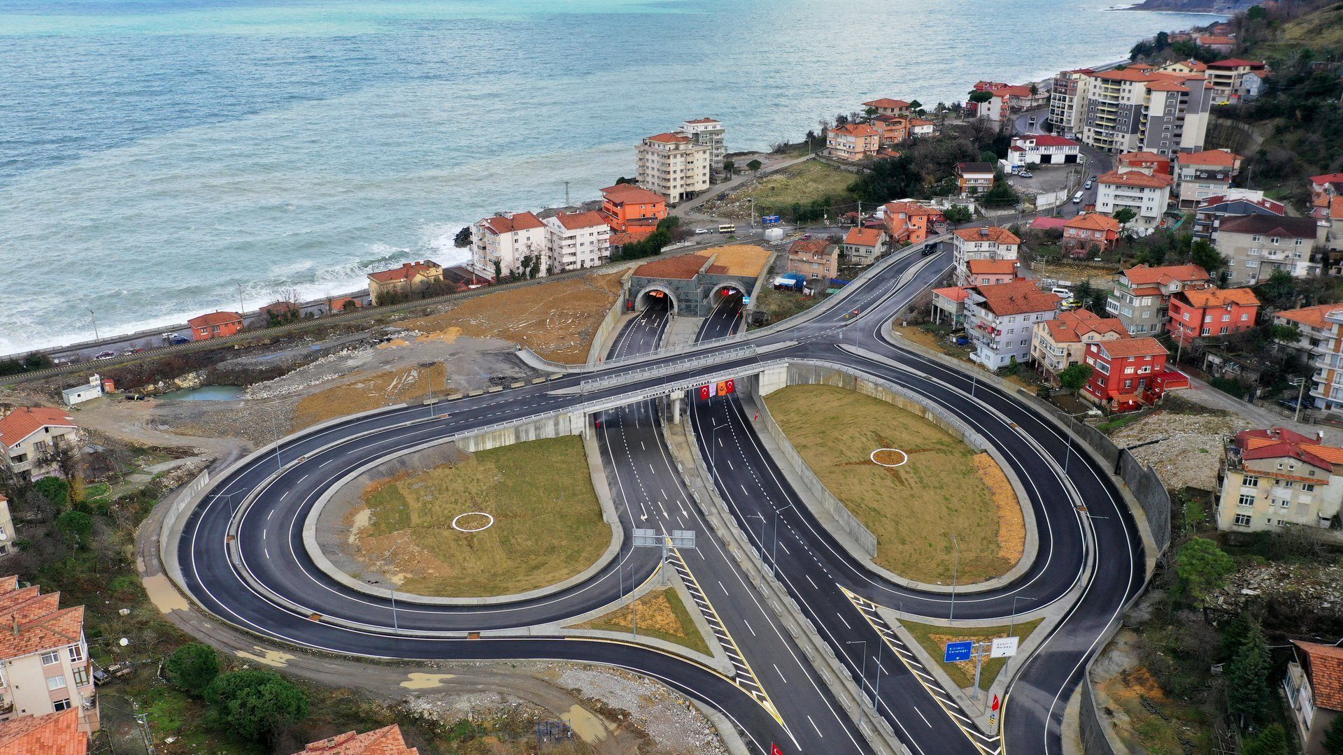 Urban design, Road surface, Water, Building, Infrastructure, Asphalt, Thoroughfare, Landscape