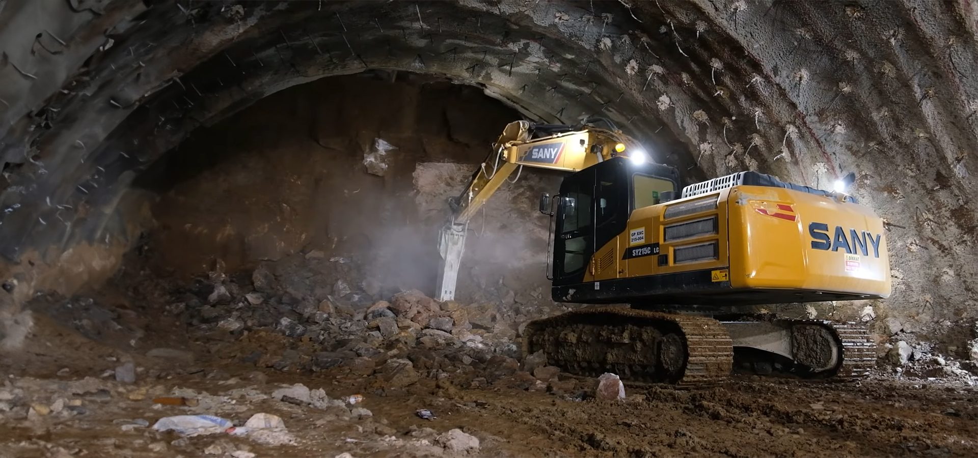 Automotive tire, Infrastructure, Vehicle, Asphalt, Tunnel