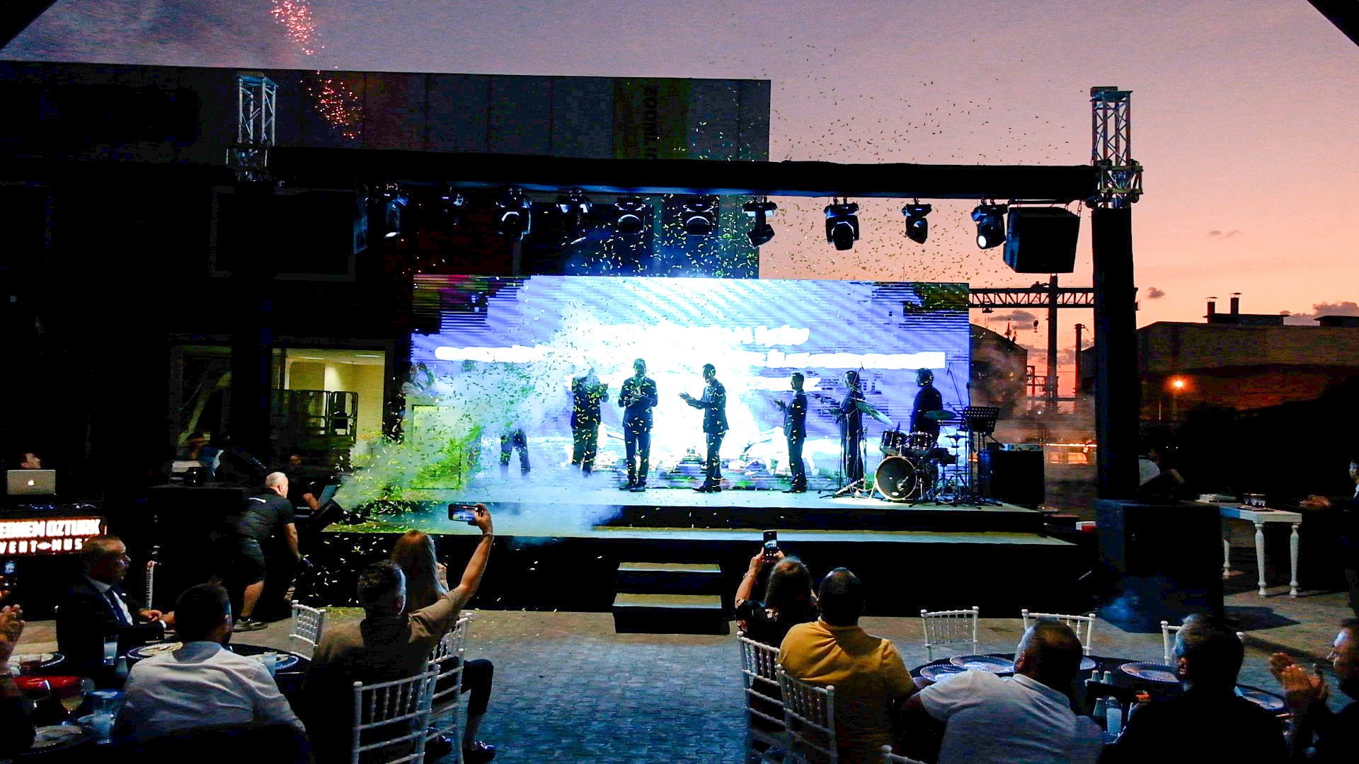 Flat panel display, Projection screen, Performing arts, Chair, Entertainment, Leisure