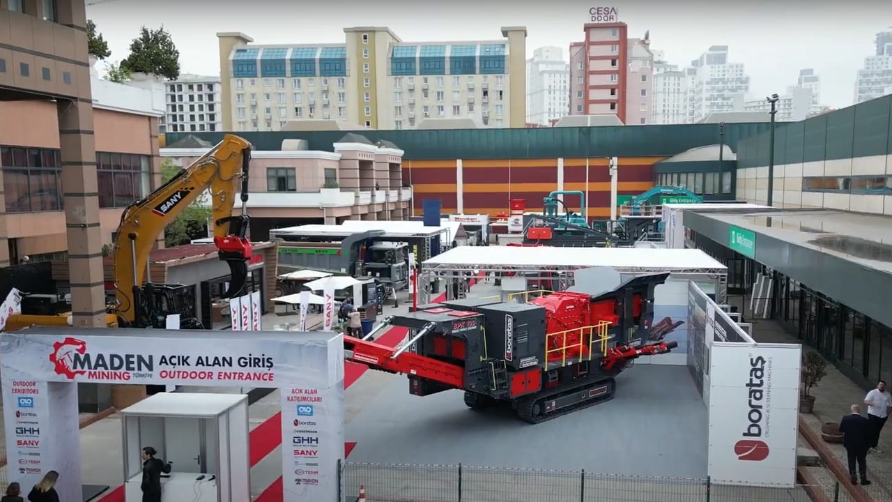 Mode of transport, Motor vehicle, Automotive tire, Building, Wheel, Window, Asphalt